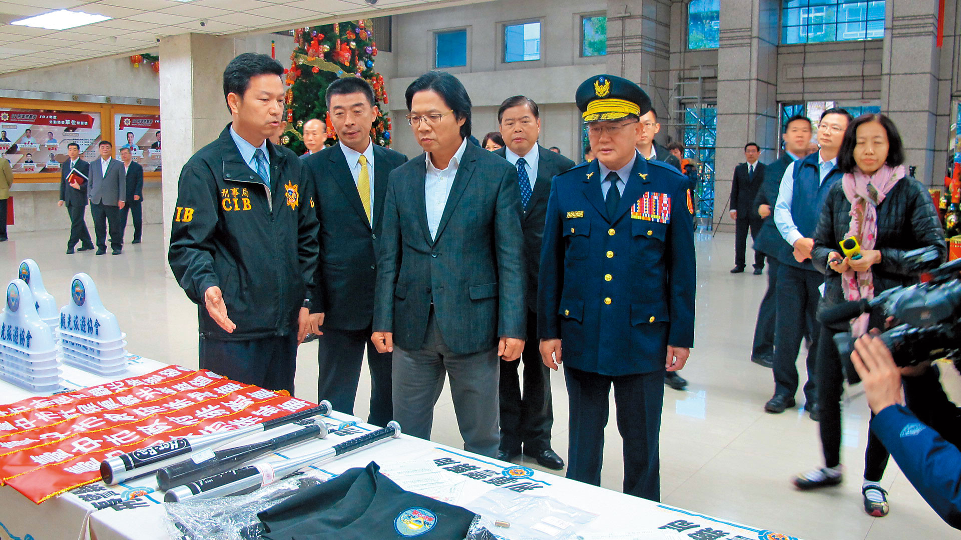 內政部長葉俊榮與警政署官員在刑事局了解掃黑成果，並宣示要打擊黑幫。