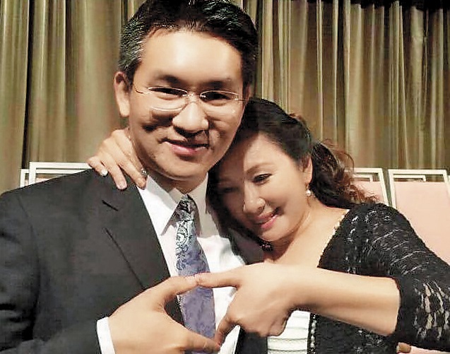 【綠雲罩頂】大合照站美女旁　童仲彥與妻分居導火線