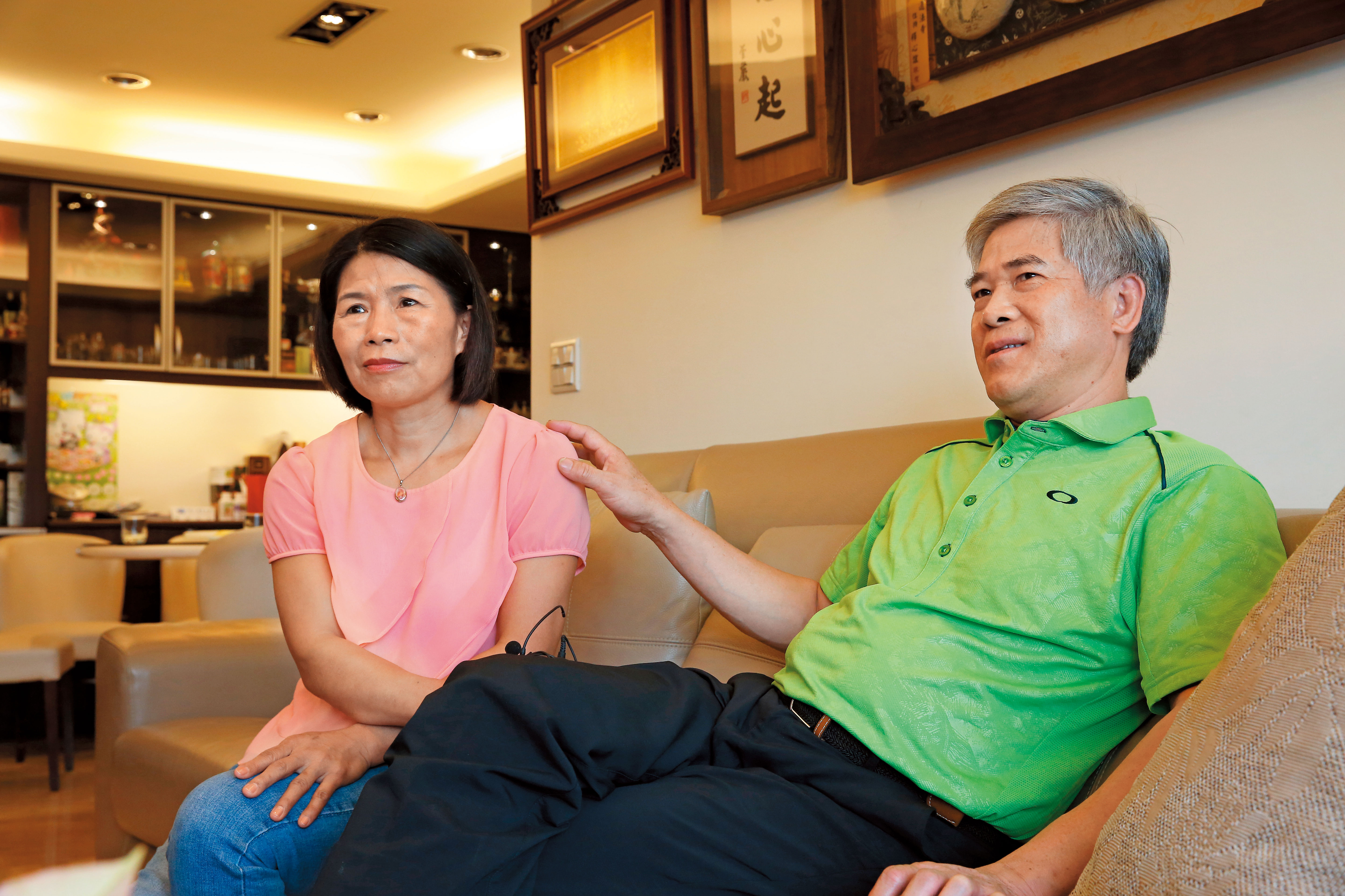 陳彬（右）與李婉霓（左）回憶第一次去戈壁看兒子比賽的經過，馬上露出既憂慮又難過的表情。