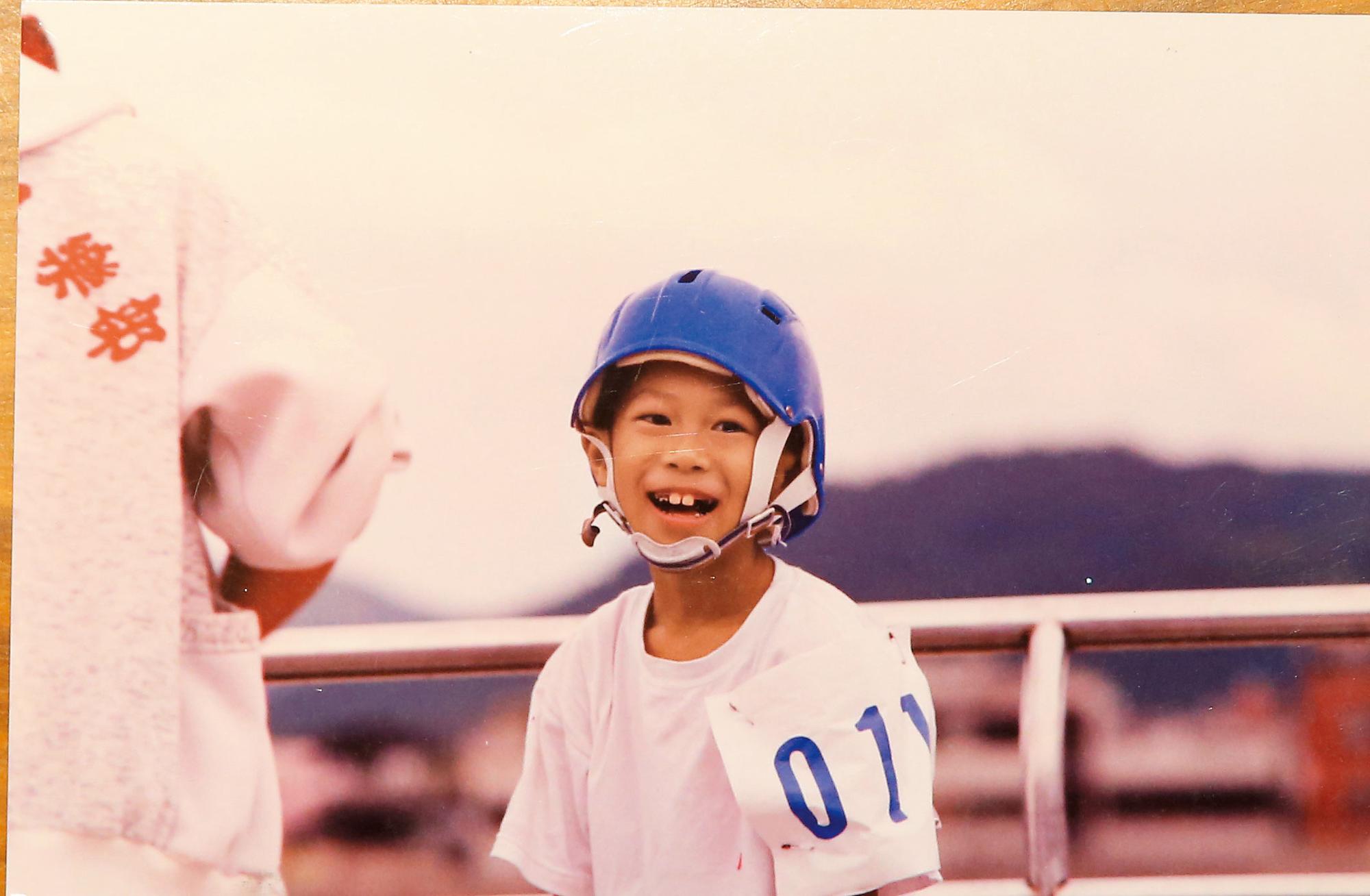 陳彥博6歲開始溜競速直排輪,學了10年,獲獎無數,為了練特技溜法,摔斷過左右手,還跌破前額,縫了7針卻不哭不鬧,很能忍痛。(陳彥博提供)