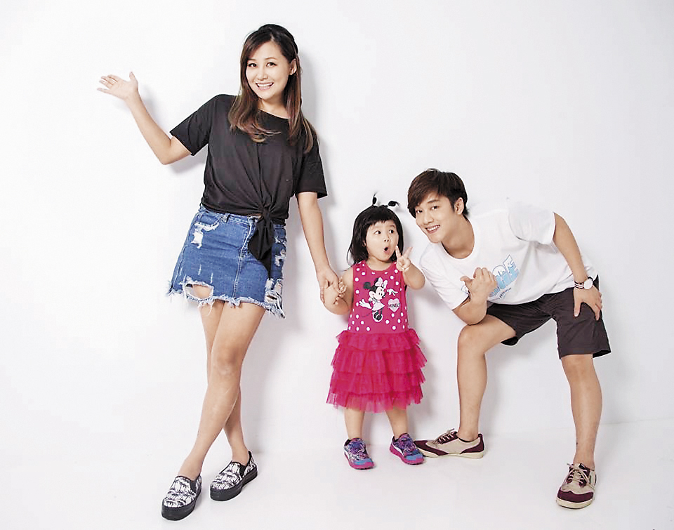 「那對夫妻」由丈夫Kim(右)及老婆Nico(左)、女兒妮妮(中)組成,一家人合體吸金,功力驚人。(Kim提供)