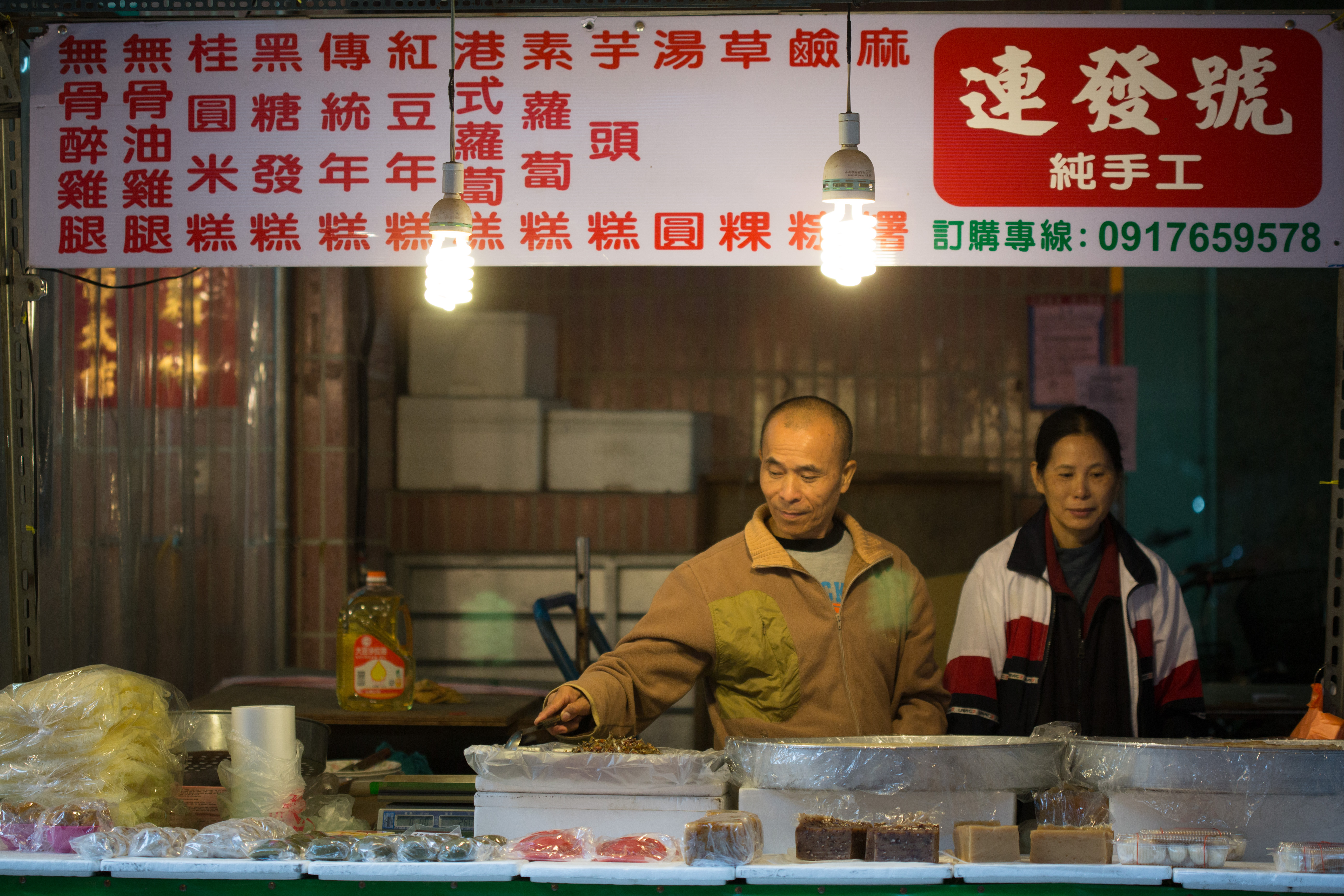 陳秋發（左）和太太（右）經歷生意起落，在通化街早市中經營米食攤位已有16年，做出了另一片天地。