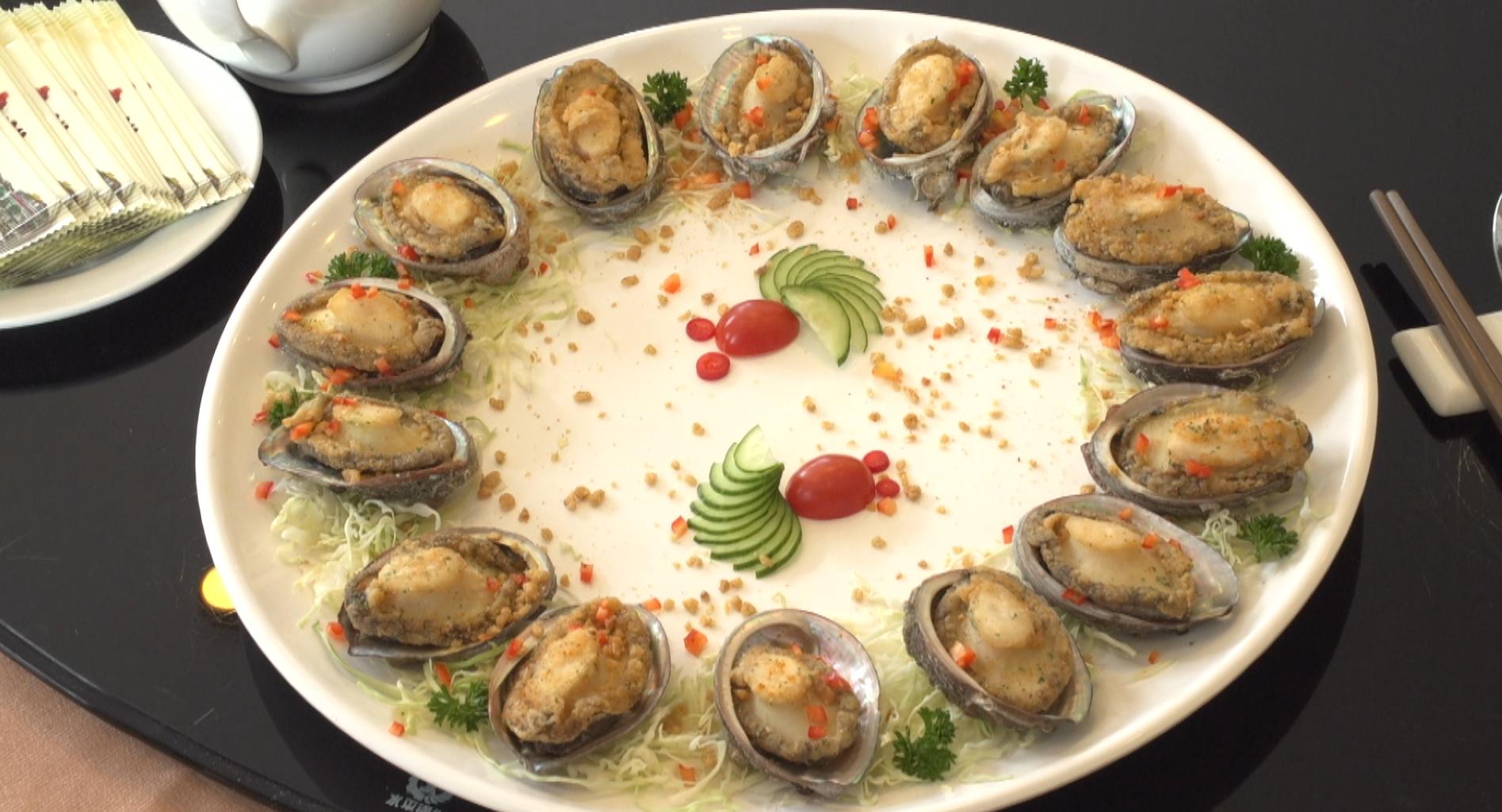 酥炸鮑魚這菜看似容易，料理功夫卻不簡單。（鮑魚套餐港幣1,488元／份，約NT$5,952）