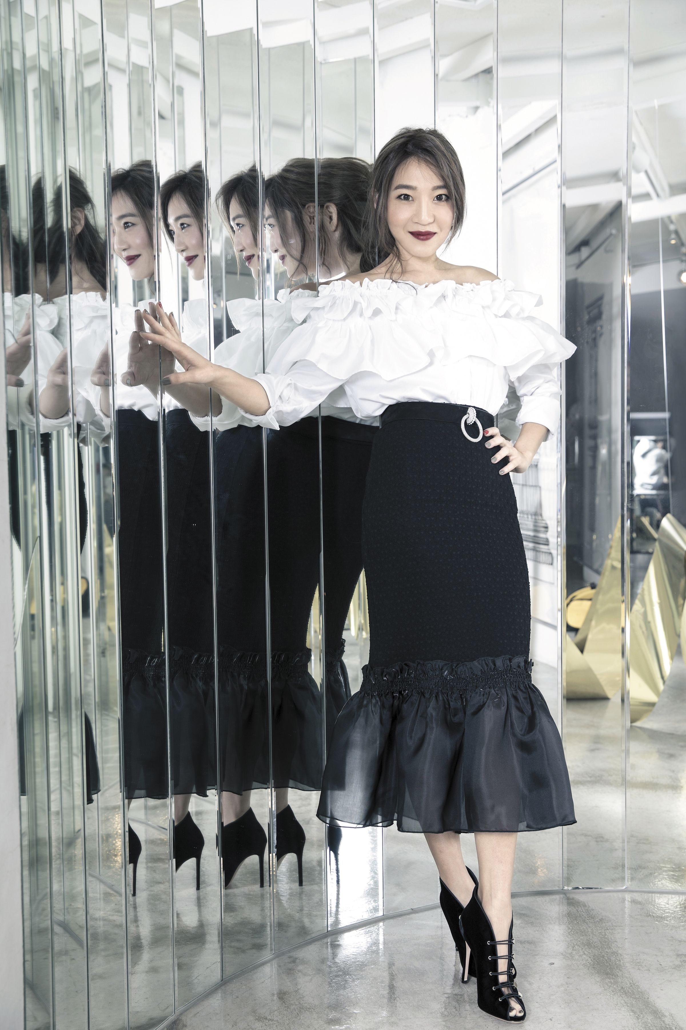 舊：CHANEL麂皮腰帶。約NT$50,000。新：Opening Ceremony白色荷葉露肩襯衫。NT$19,980；Opening Ceremony黑色拼接魚尾裙。NT$19,980；gianvito Rossi絲絨露趾高跟鞋。約NT$21,000