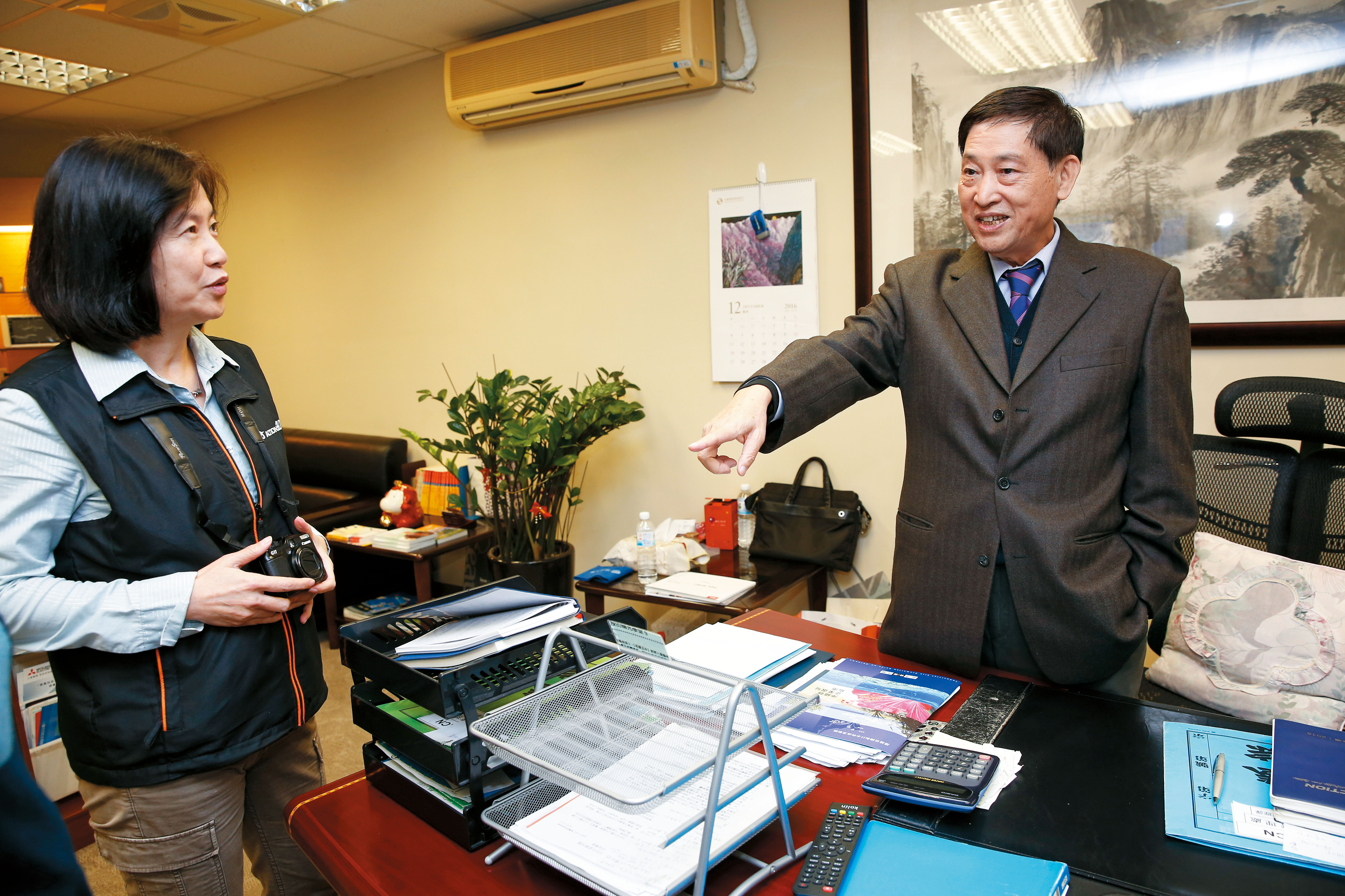 彭君平（右）每天9點準時上班，擔心給員工造成心理壓力，還會刻意準時下班。