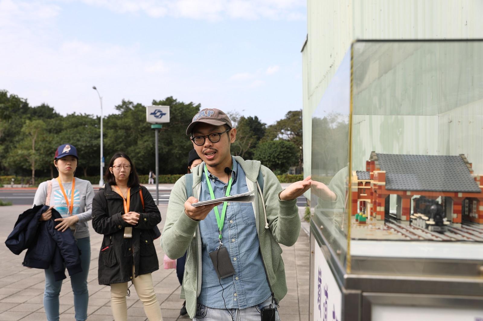 由不同領域達人組成的「台北城小旅行」，用深入解說、散步導覽方式介紹台北。