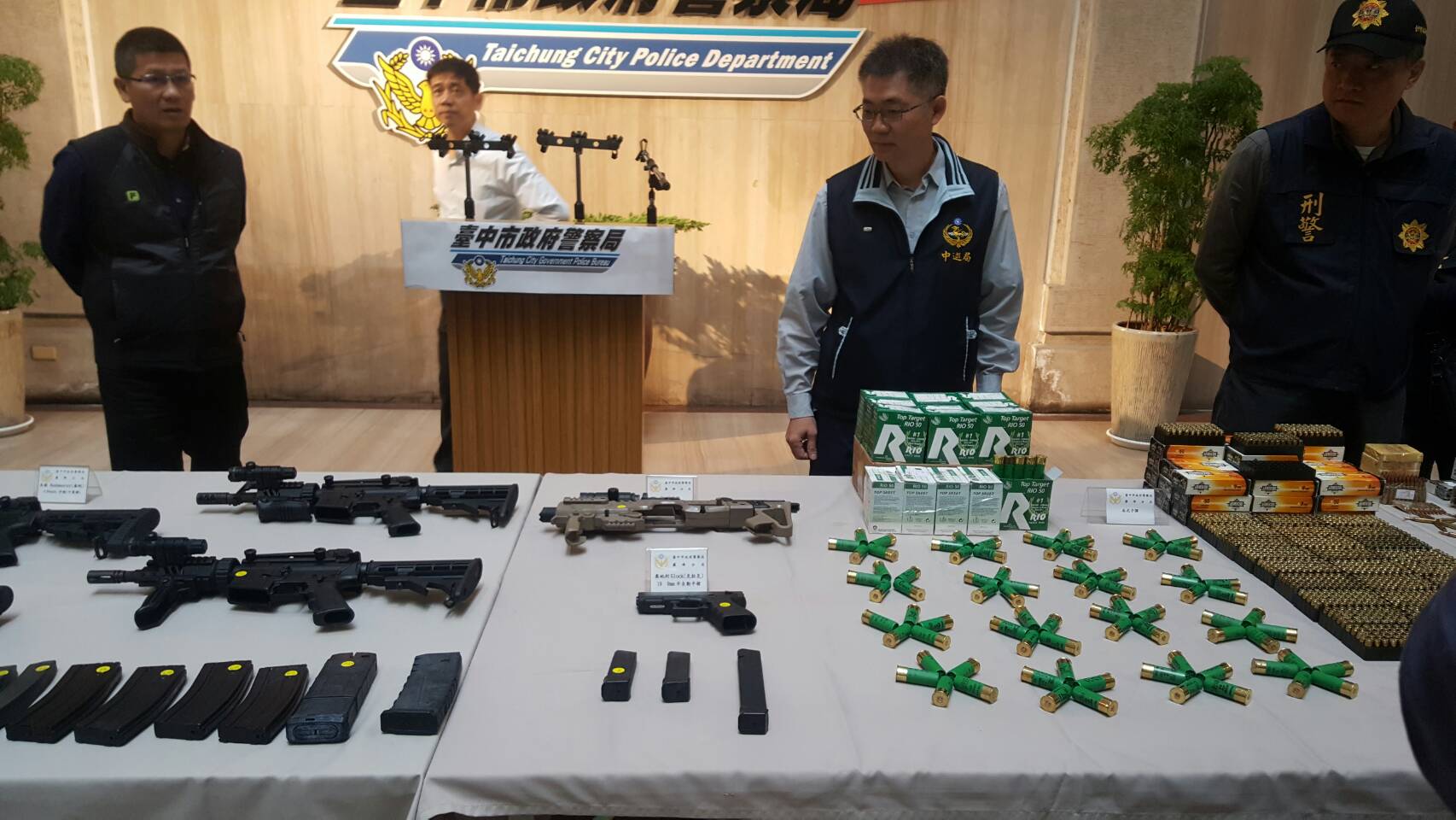 海巡台中機動查緝隊及台中市警方聯手查獲行動軍火庫，數量及火力匹敵派出所。（圖／海巡署提供）