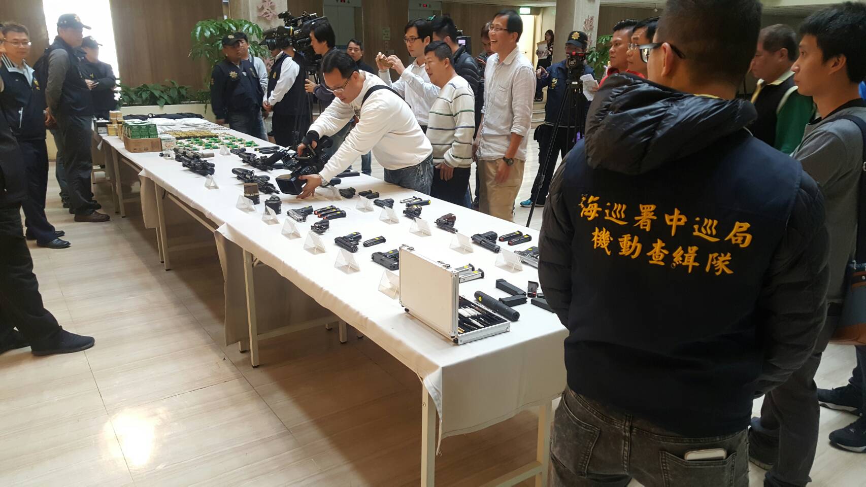 海巡台中機動查緝隊及台中市警方聯手查獲行動軍火庫，數量及火力匹敵派出所。（圖／海巡署提供）