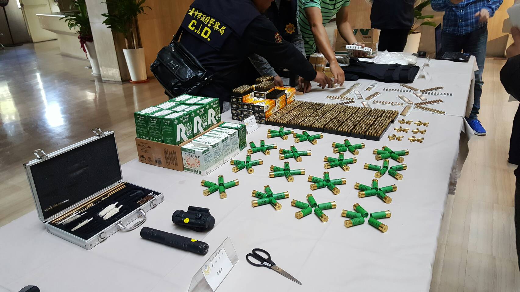 海巡台中機動查緝隊及台中市警方聯手查獲行動軍火庫，數量及火力匹敵派出所。（圖／海巡署提供）