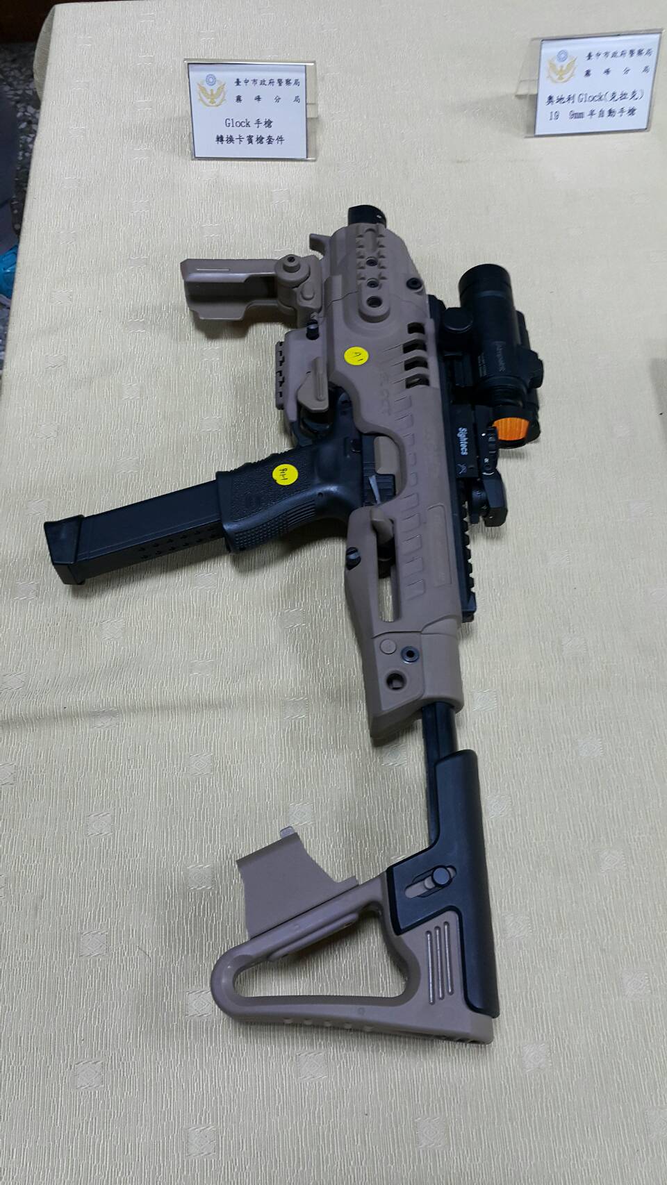 海巡台中機動查緝隊及台中市警方聯手查獲行動軍火庫，其中出現Glock手槍轉換長槍套件。（圖／警方提供）