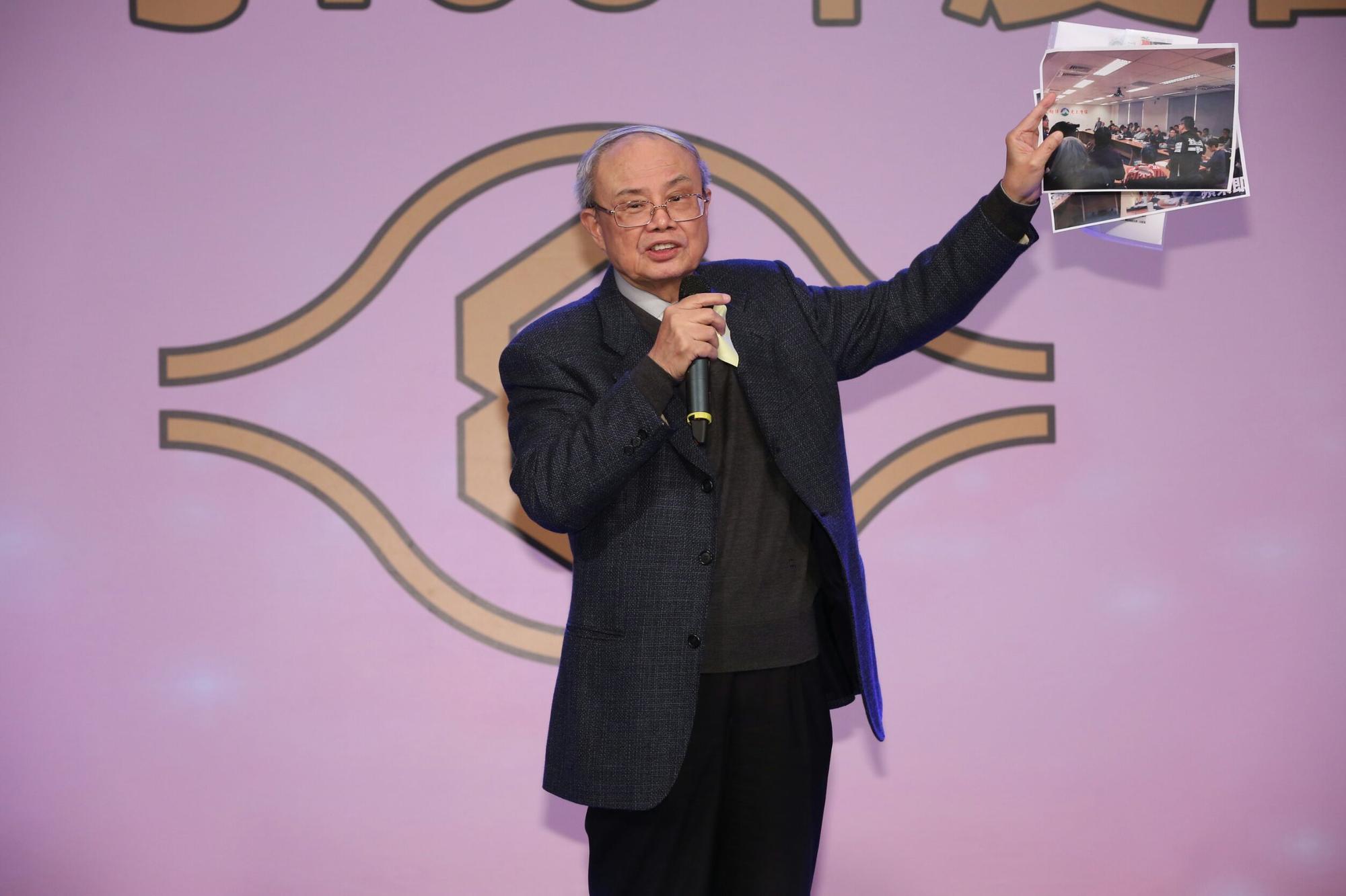 台化副董事長洪福源手拿照片，砲轟環評阻撓公司代表發言。