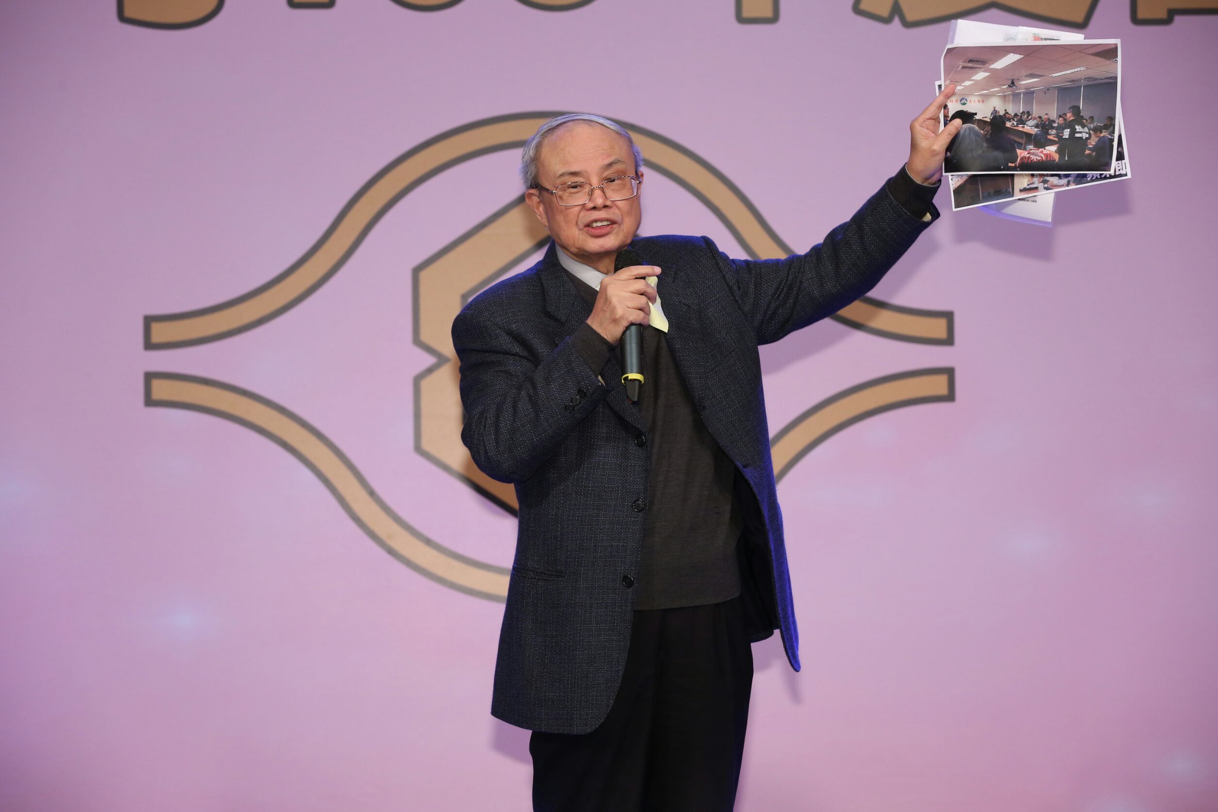 台化副董事長洪福源手拿照片,砲轟環評阻撓公司代表發言。