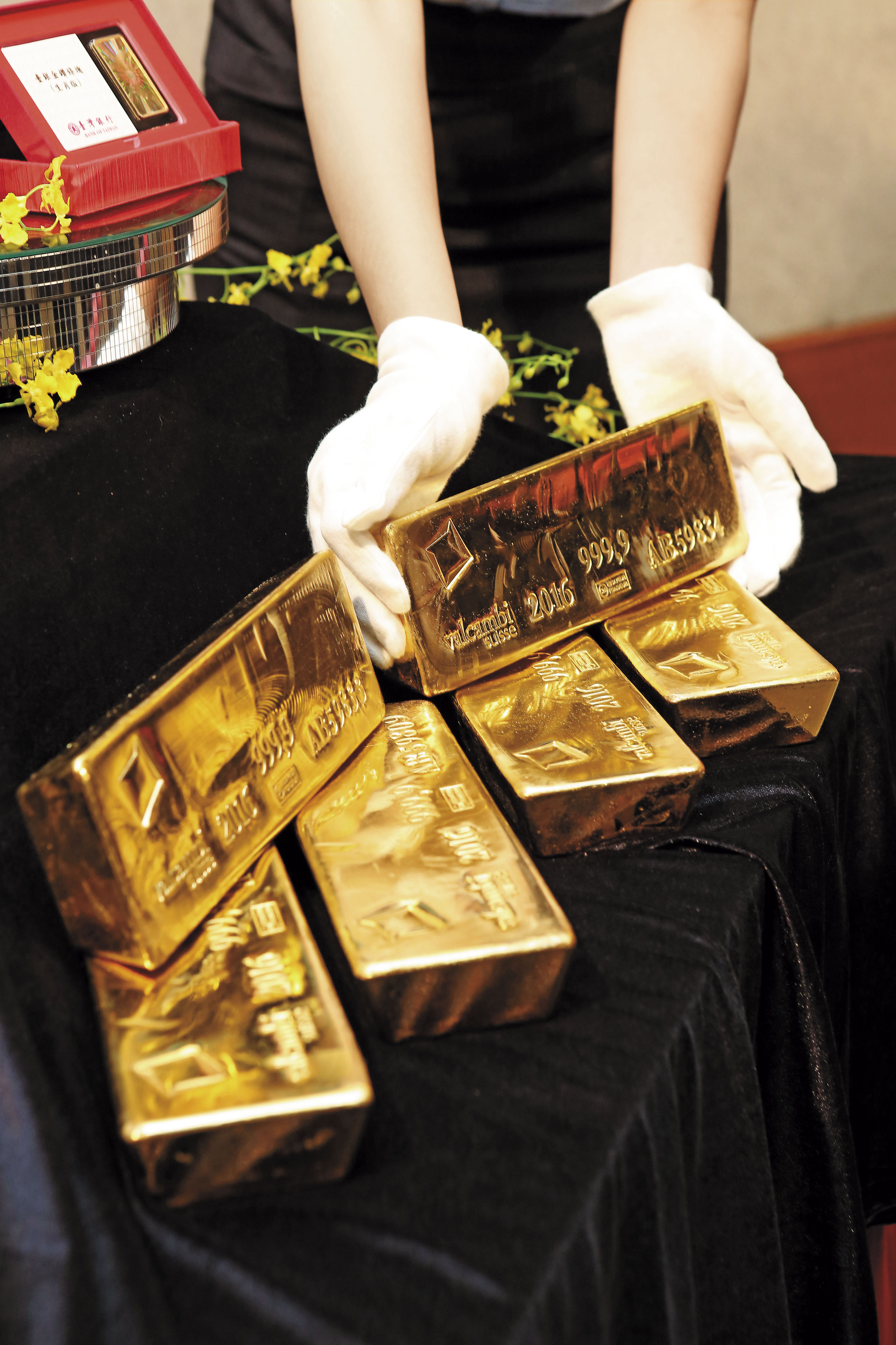 敖國珠檢視基金、股票等相關投資後,發現定期定額投資黃金存摺最穩當。(董孟航攝)