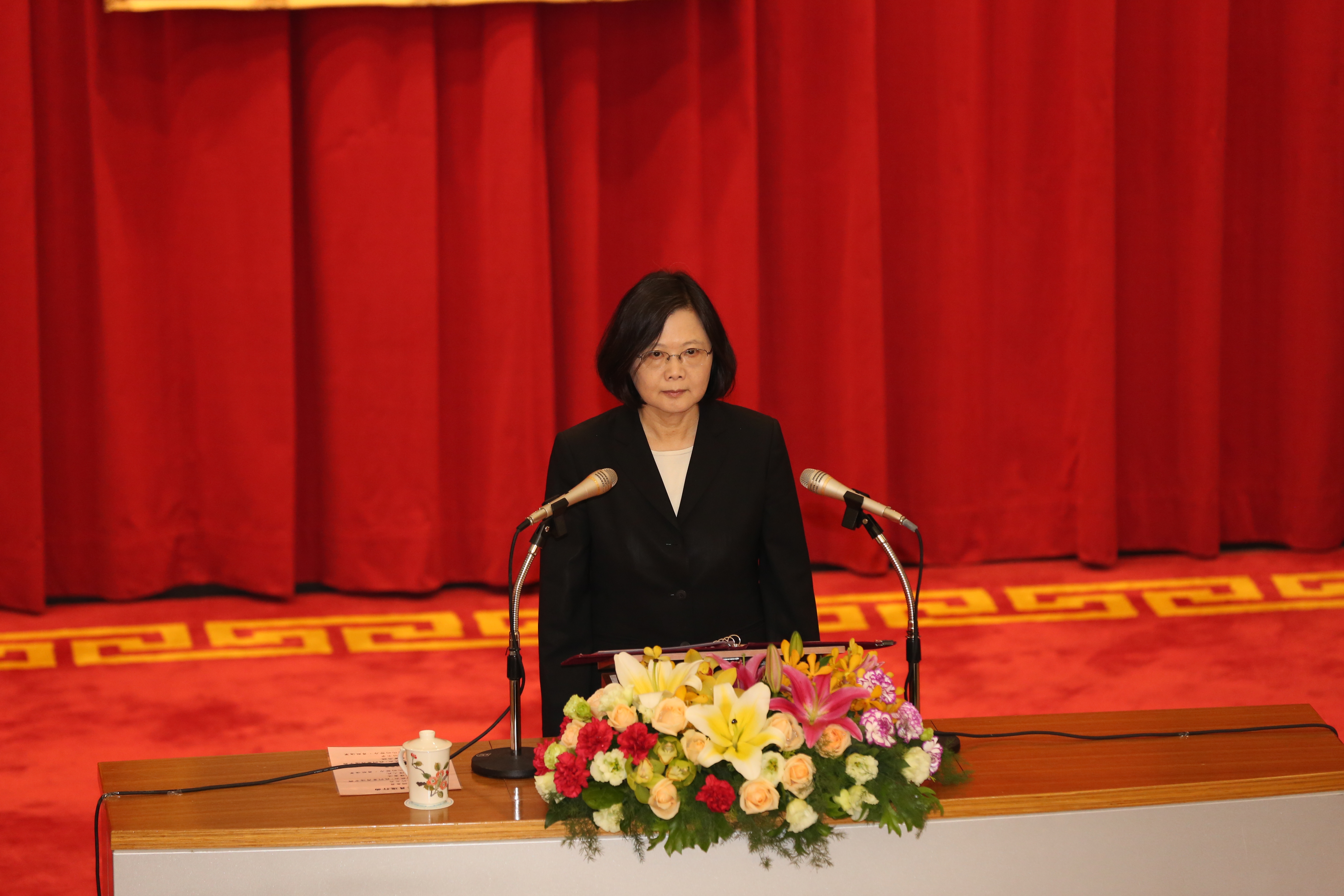 總統蔡英文前往調查局結業典禮，勉勵結訓調查官要加強保防工作。