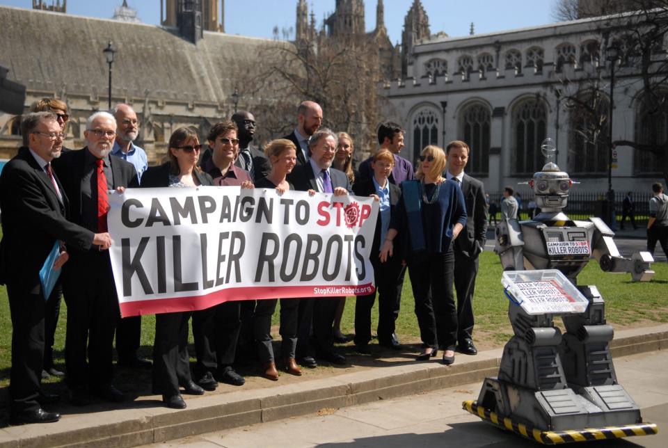 2013年4月6日在英國倫敦的反人工智慧武器示威活動。（畫面取自stopkillerrobots.org）