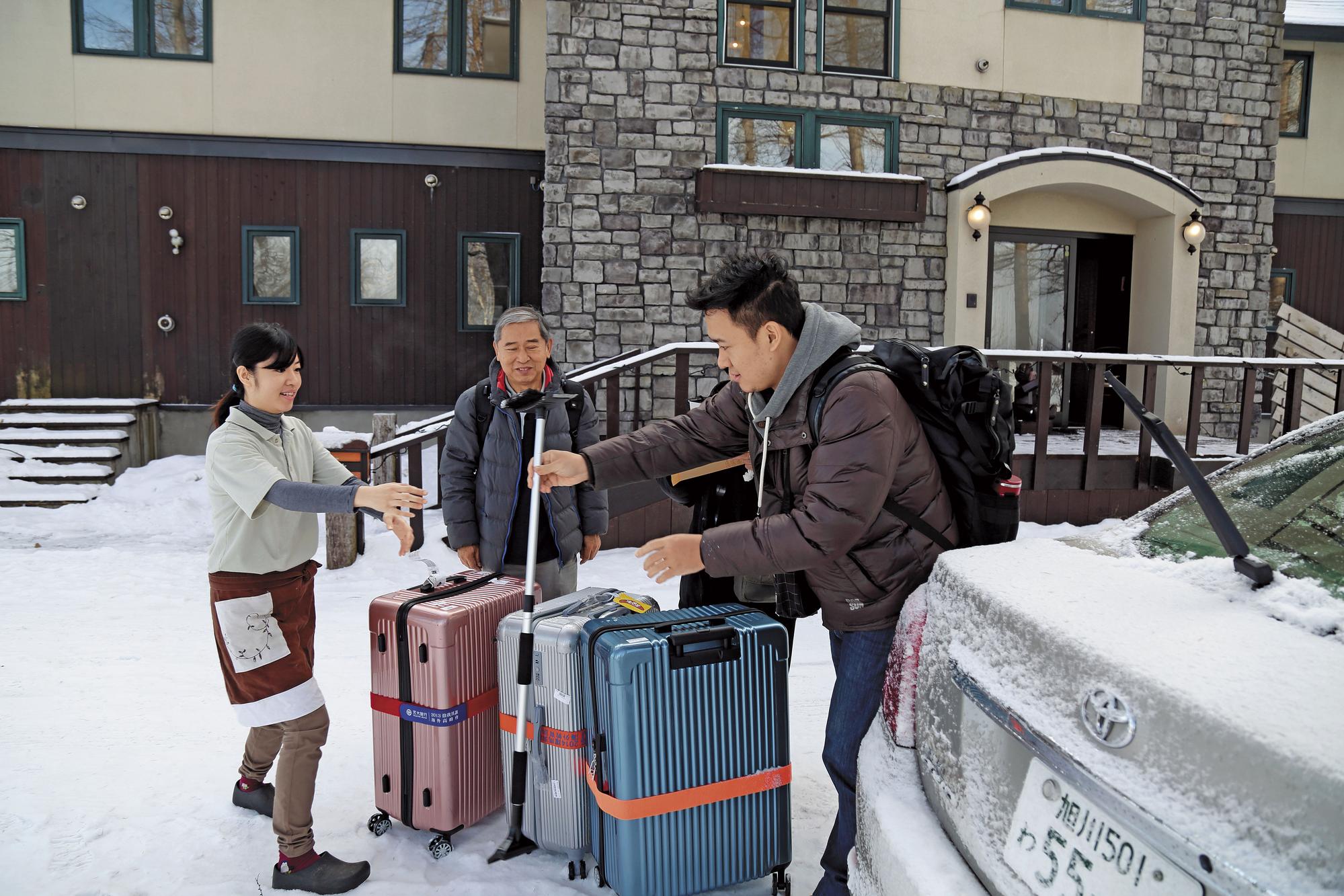 接送客人和幫忙搬運行李，是緩慢民宿管家工作中的一環。
