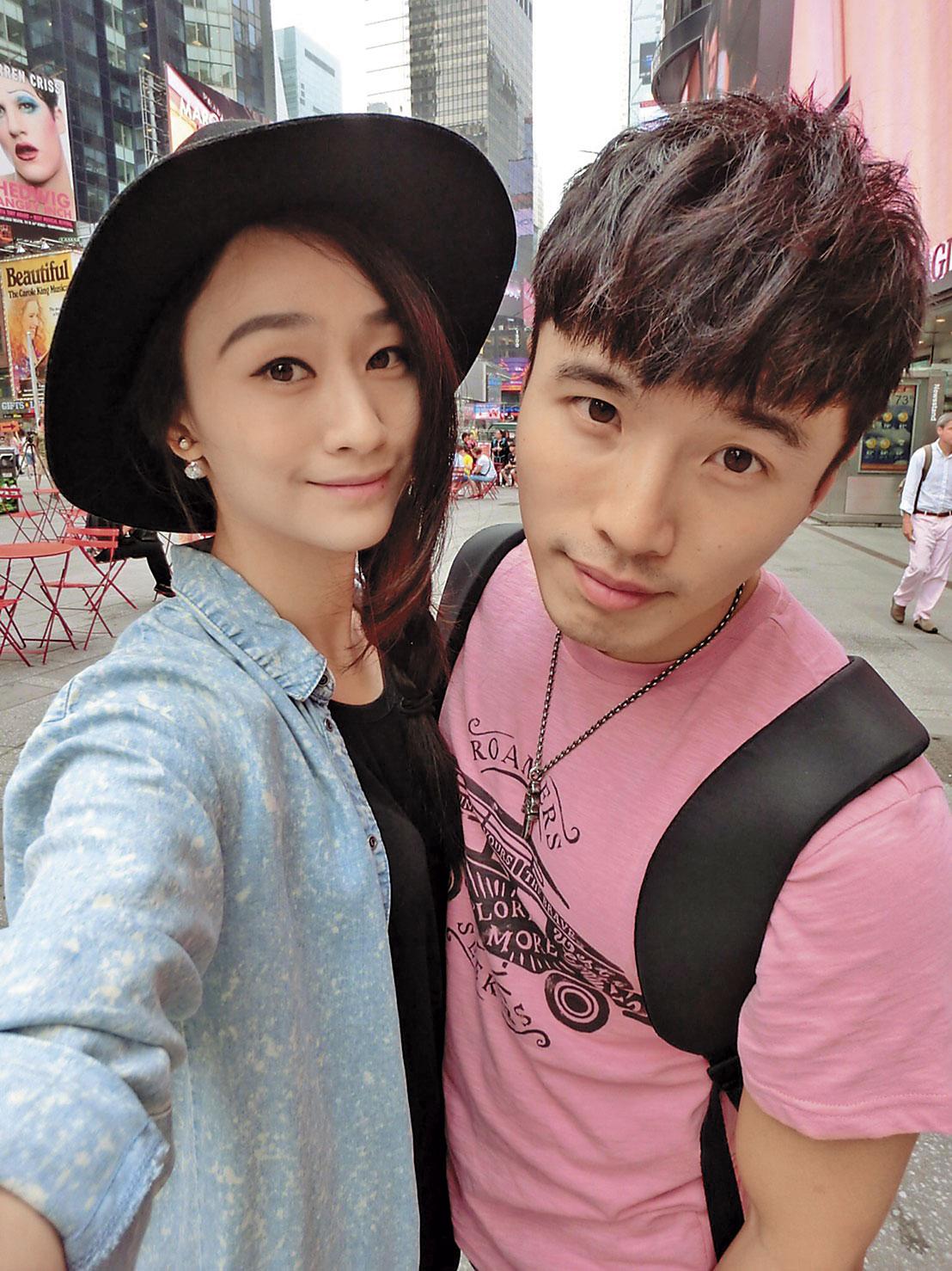 太太錢文儀(左)帶阿緯(右) 到香港品嘗點點心後,開啟他經營副業之路。(阿緯提供)
