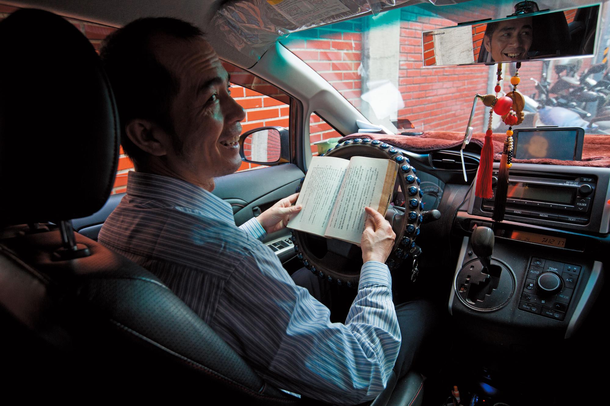 開計程車時,每停紅燈,林志龍就拿出書來看,還曾遭乘客抗議。