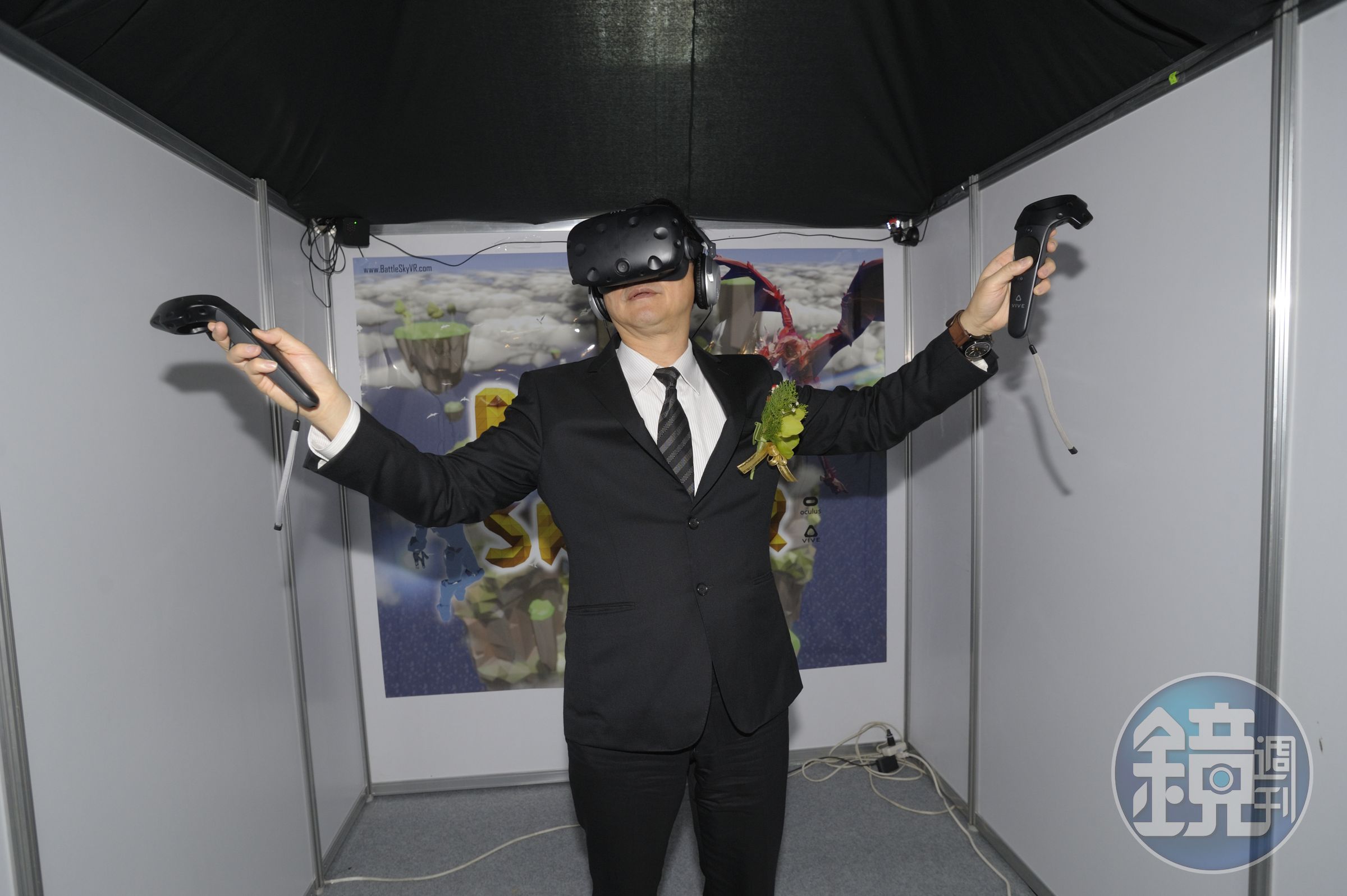 童子賢特別下場體驗VR電玩。