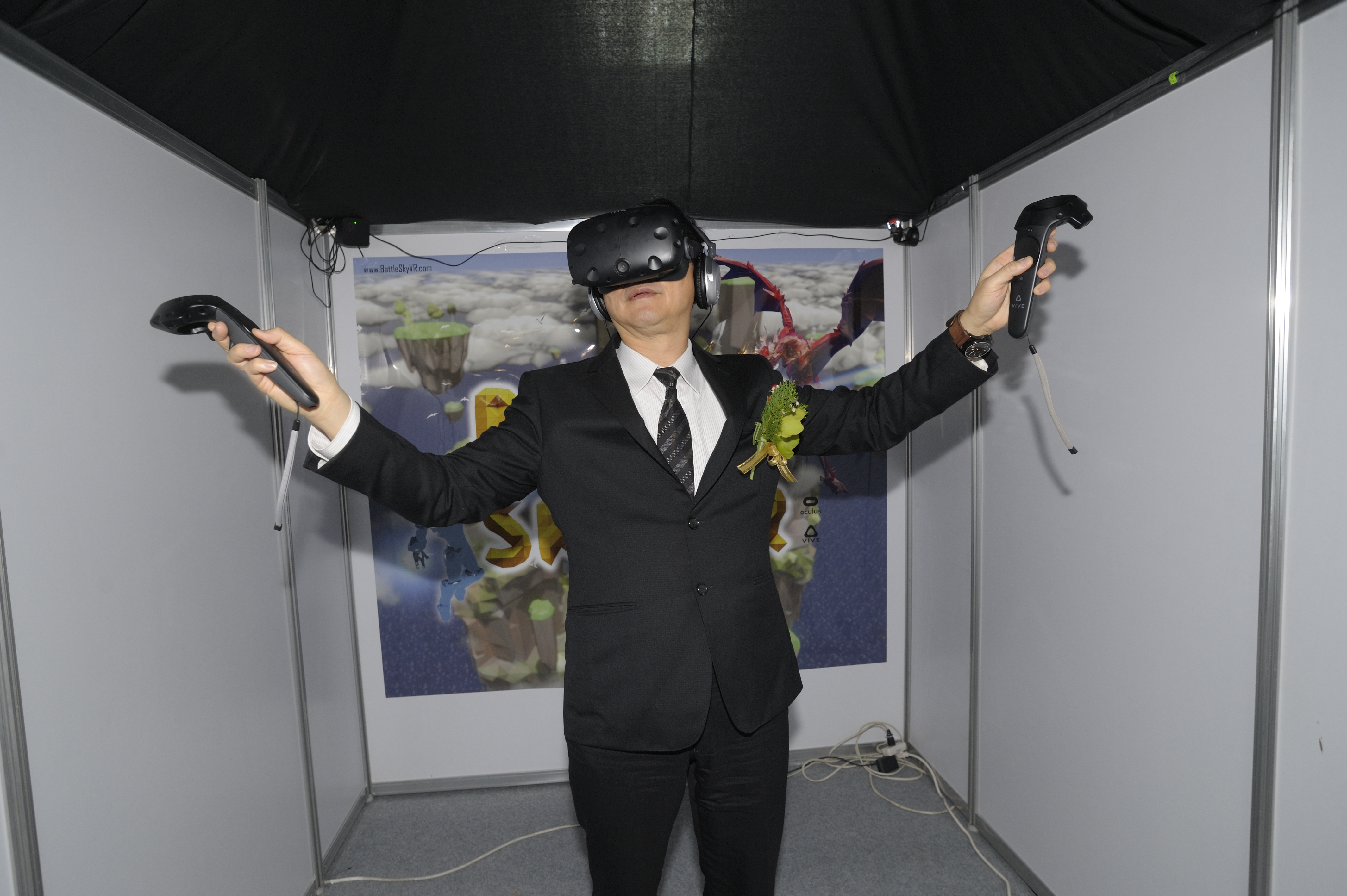 童子賢特別下場體驗VR電玩。