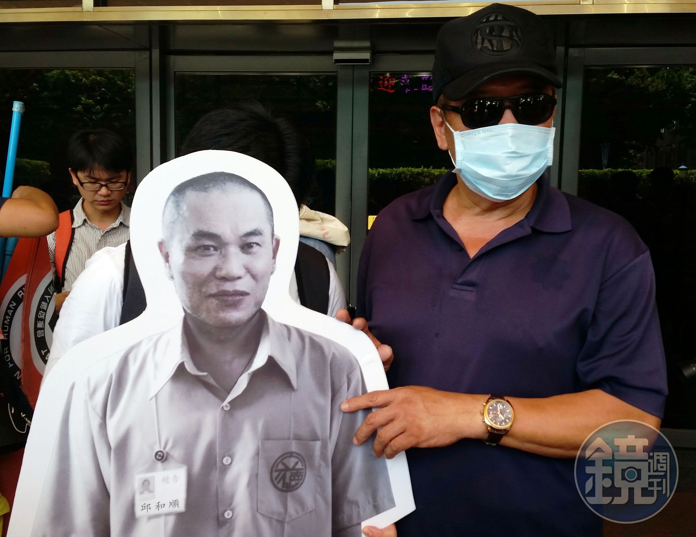 學童陸正撕票案主謀邱和順死刑定讞，遭關押28年。一名自稱當年負責押解的員警（右）表示，聽到邱遭刑求逼供。（中央社））