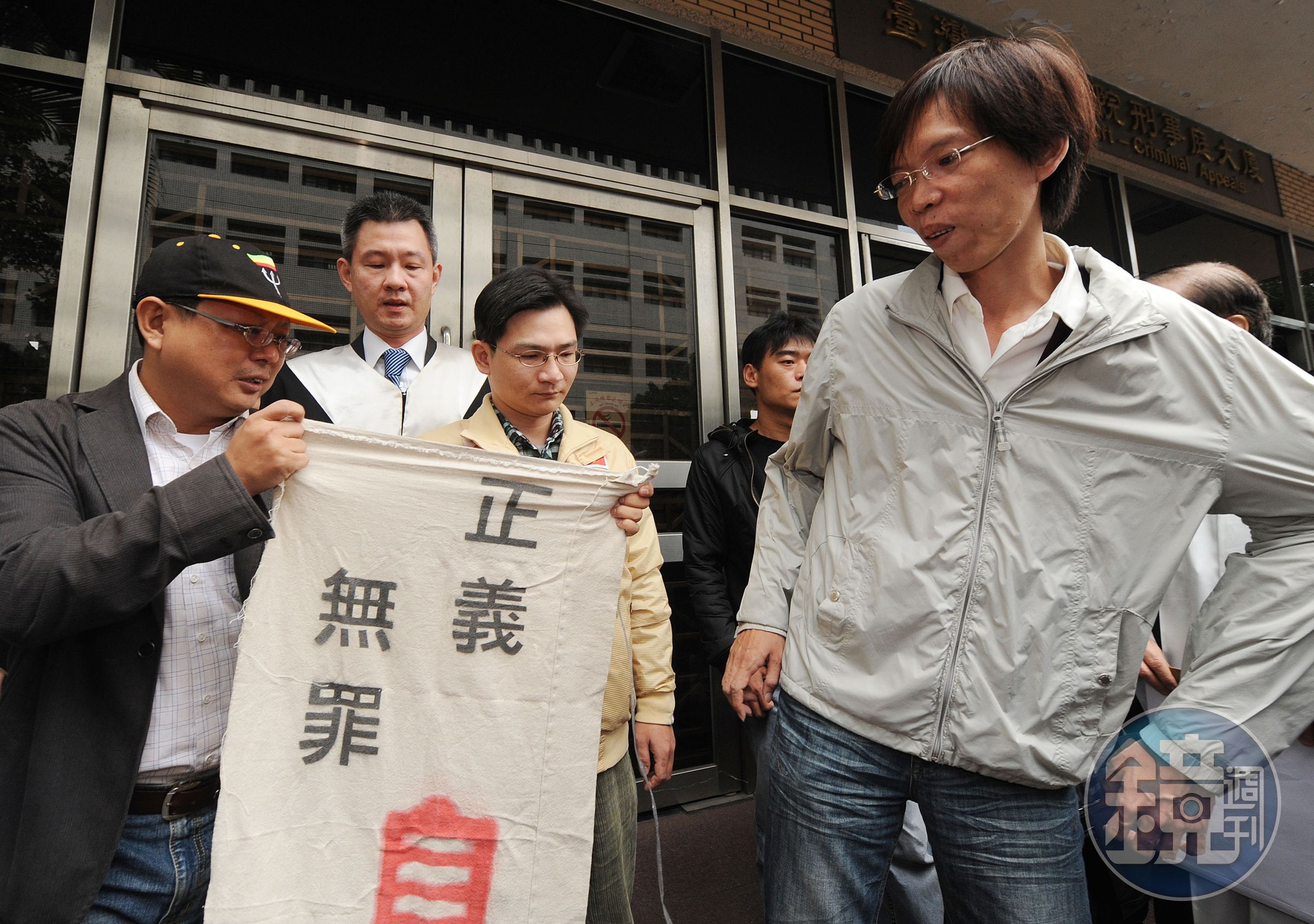 纏訟多年的吳銘漢夫婦命案，被告蘇建和（前右）、劉秉郎（左 3）、莊林勳（後右）獲高院再更二審判無罪。（中央社）