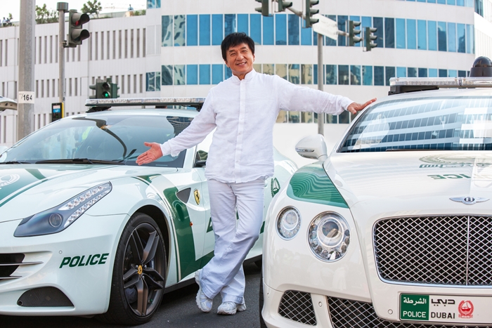 成龍杜拜飆車賽駱駝　土豪親王大方借出70台超跑