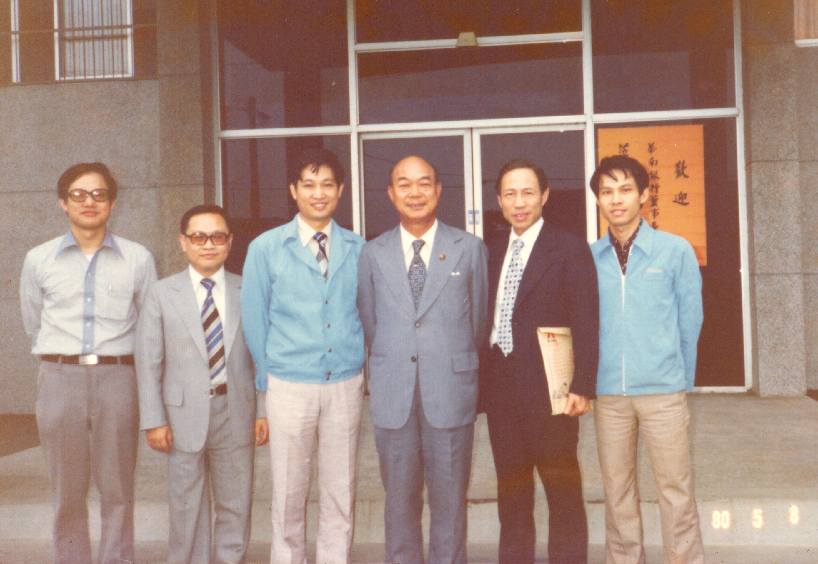 彭君平（左3）與彭君田（左1）兄弟聯手創辦憶聲電子。（憶聲提供）