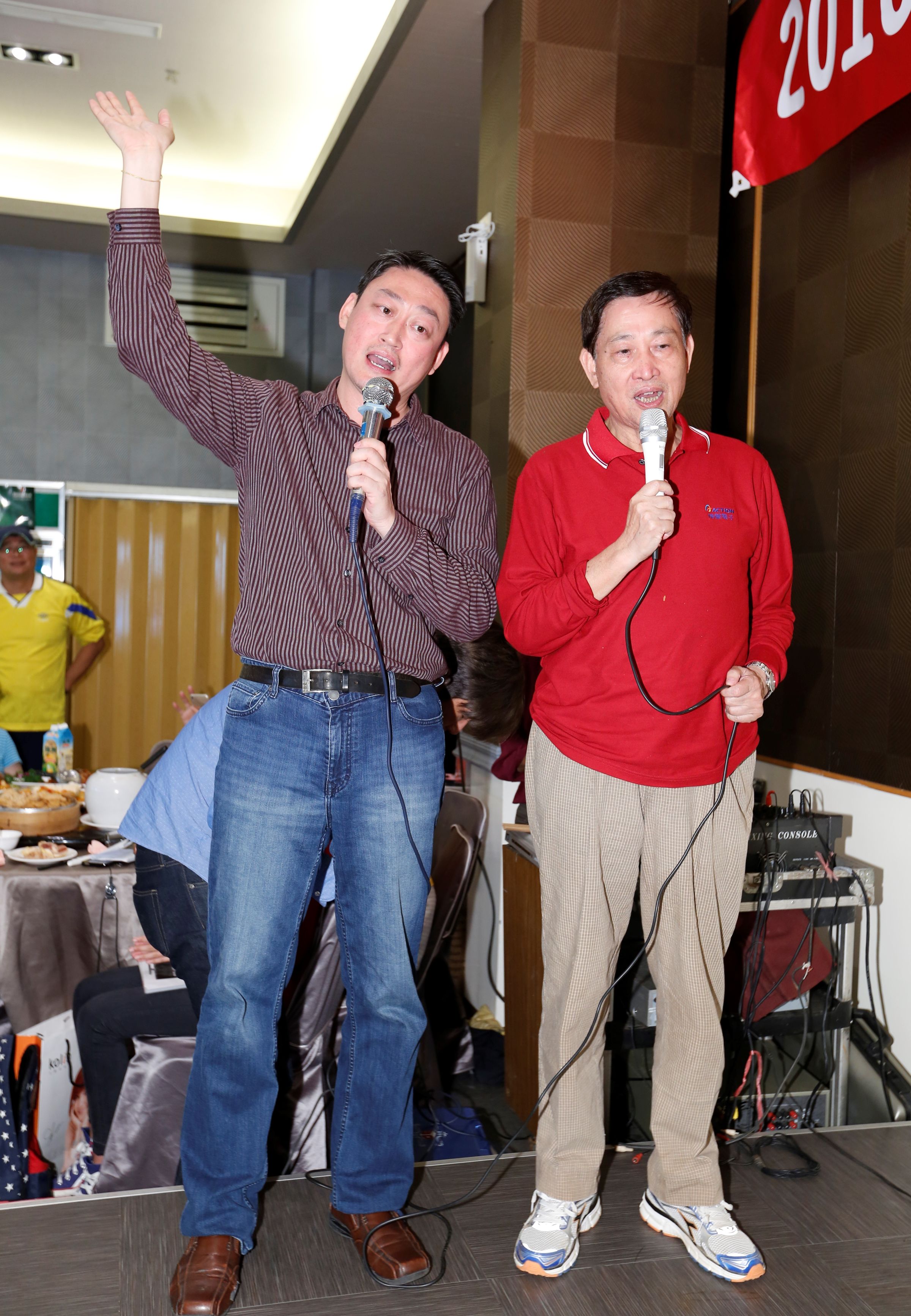 憶聲尾牙上，彭君平（右）與兒子彭柏彰（左，歌林副總）上台高歌一曲。