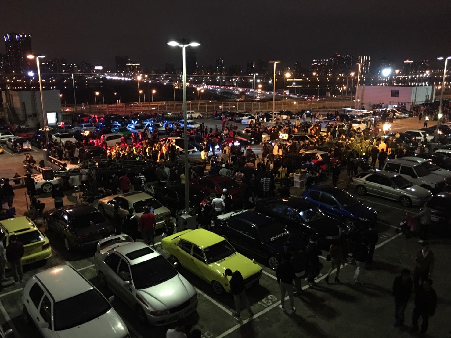400多輛經典車現身台北西門町洛陽停車場頂樓，人潮加車潮讓片場成了嘉年華。