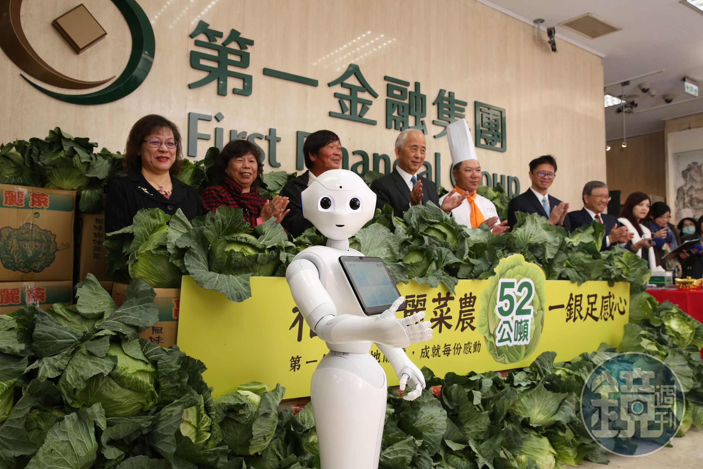 一銀董座蔡慶年出席相挺高麗菜農的活動，一銀採購52噸高麗菜，送給行員與客戶。