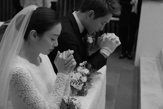 RAIN與金泰希合掌祈禱,許願婚姻美滿,共度白頭。(網路圖片)