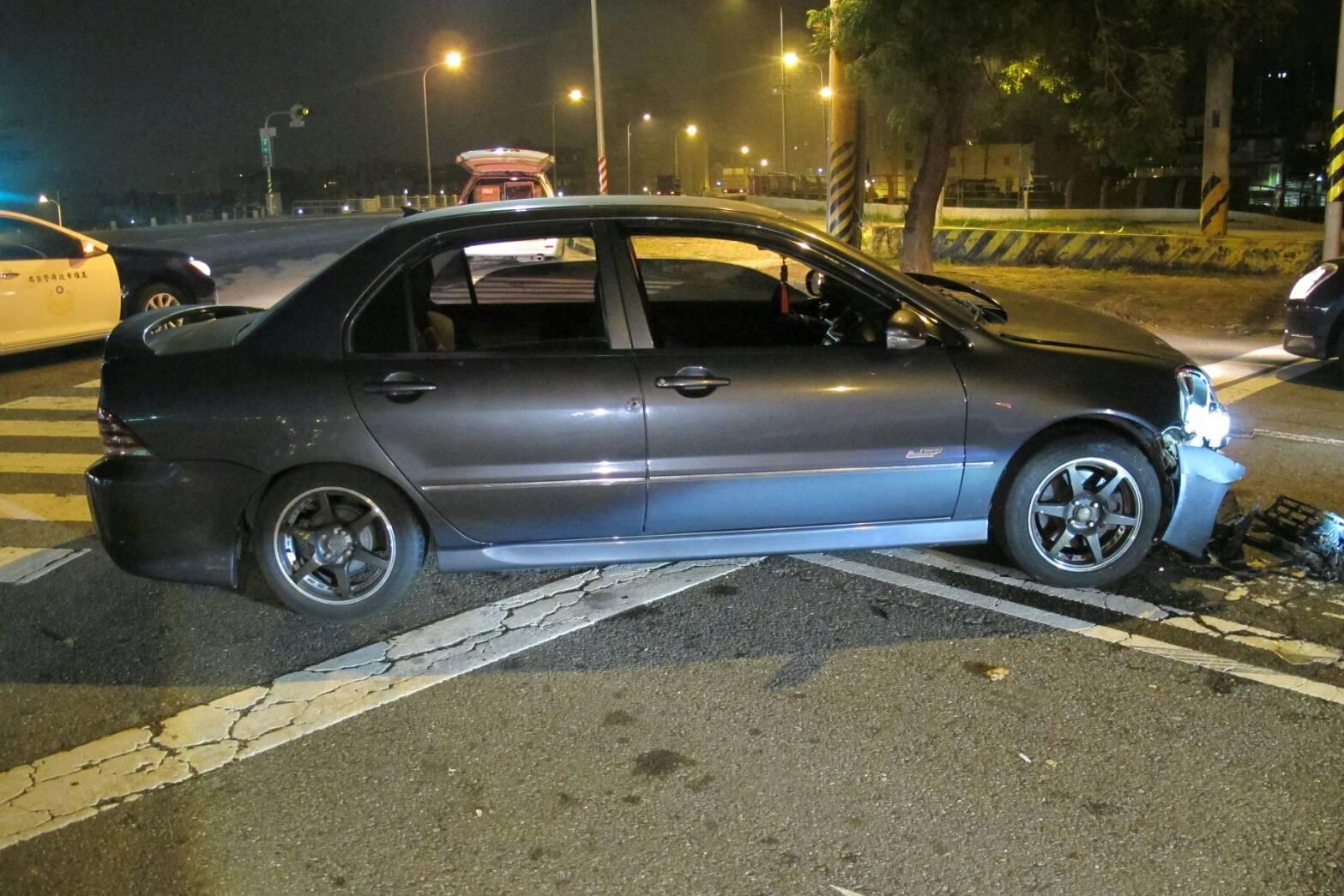 疑似兩派尋仇開槍,轎車遭撞毀留現場、駕駛逃逸。
