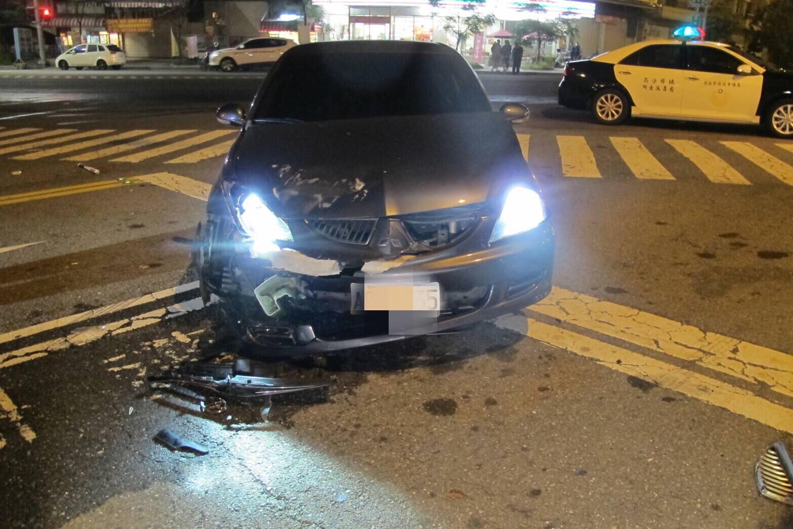 轎車保險桿破損、打橫路中央,可見當時情況相當混亂。
