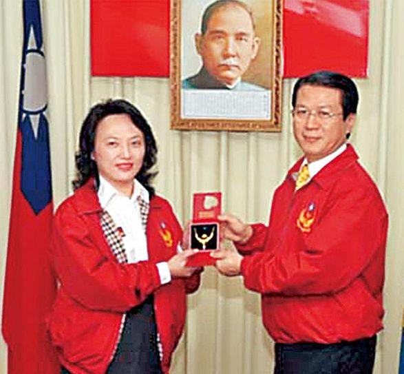 許碧蘭(左)仕途不受黃季敏(右)貪汙案影響,照常高升為行政院主計總處會計決算處長。