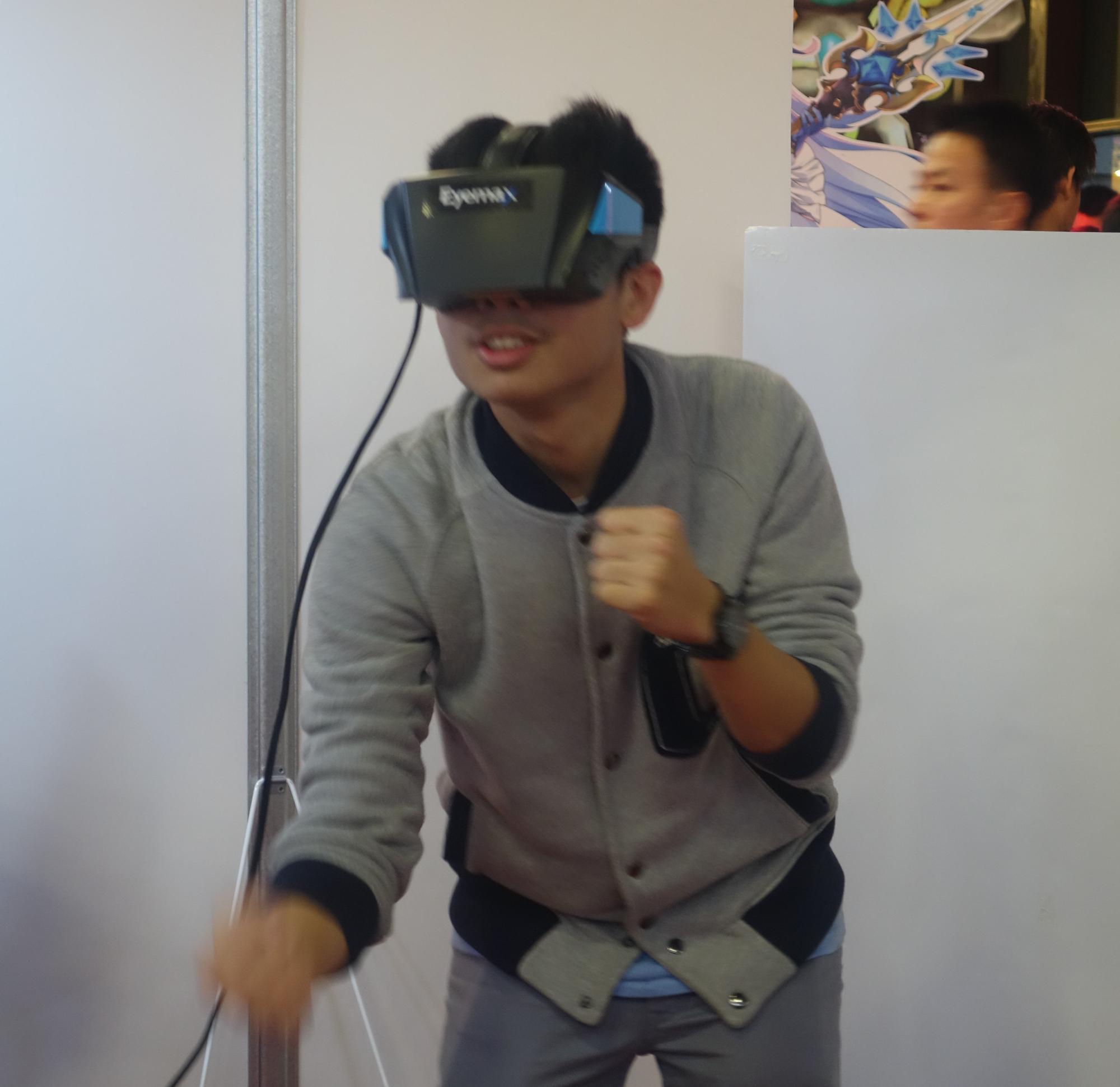 在展場體驗《甜心出擊》VR遊戲的學生。