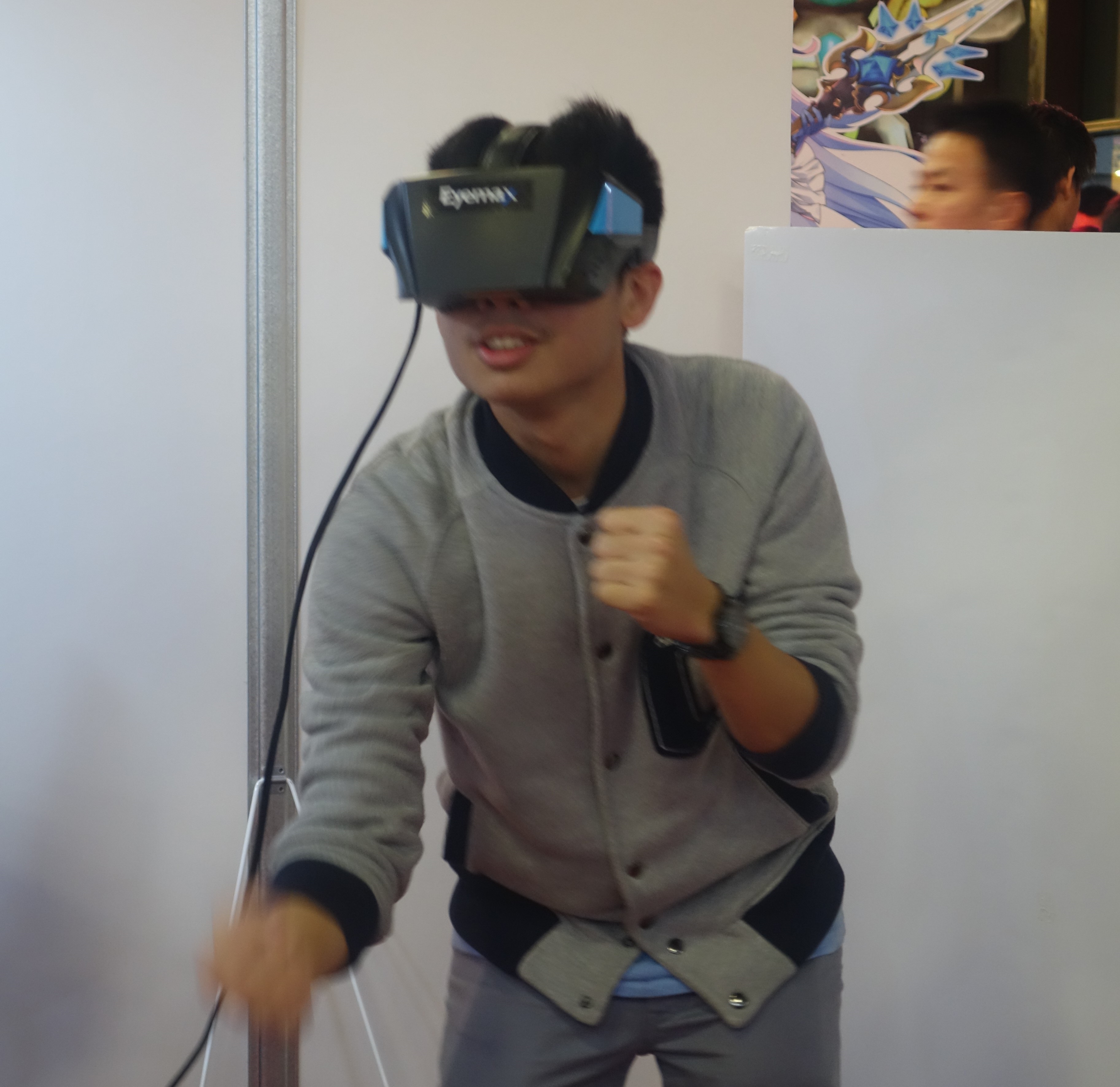 在展場體驗《甜心出擊》VR遊戲的學生。