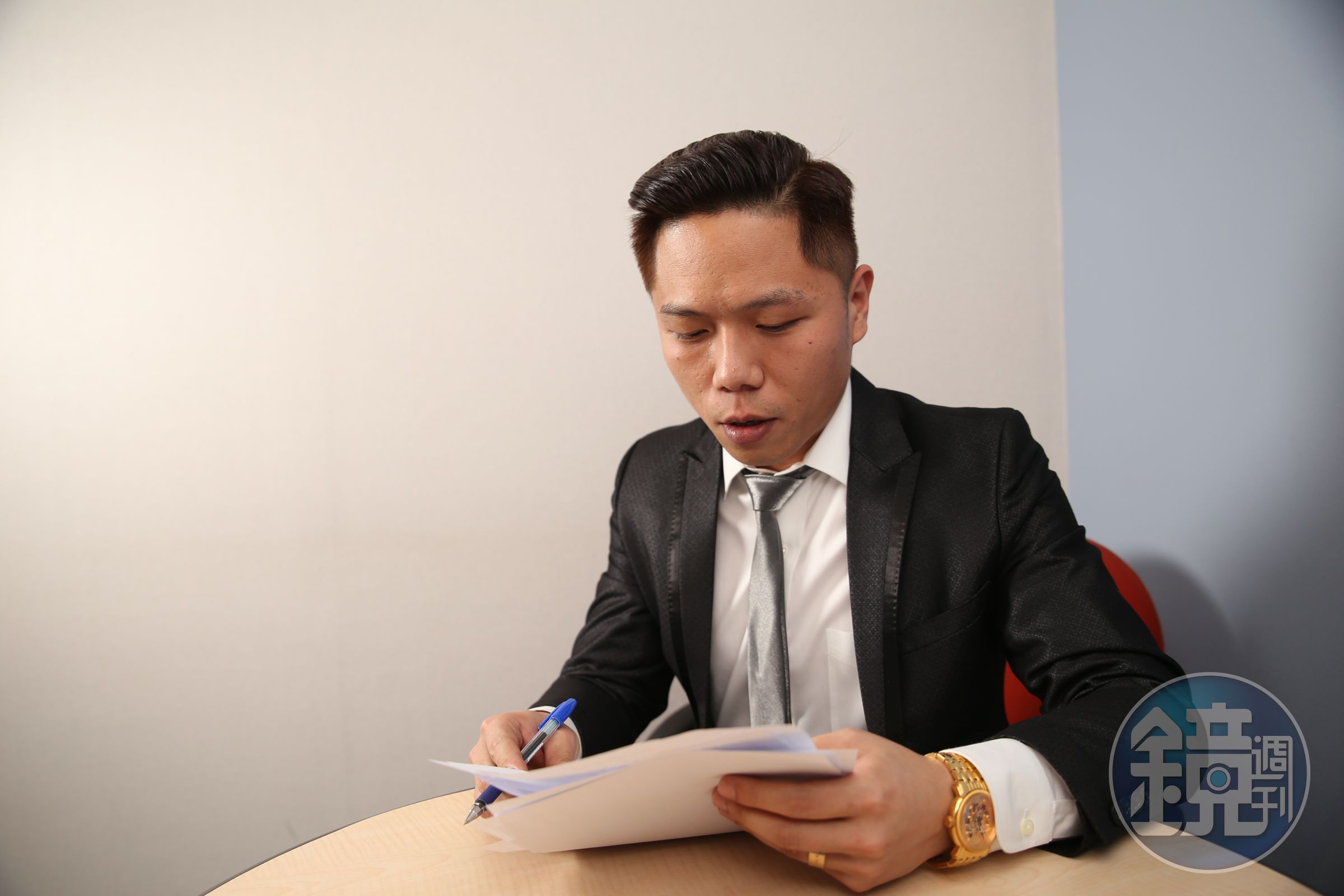 工作難找、起薪低是職場新鮮人共同面臨的窘境，但周家煌主動出擊，憑著鍥而不捨的精神，開創美好的未來。