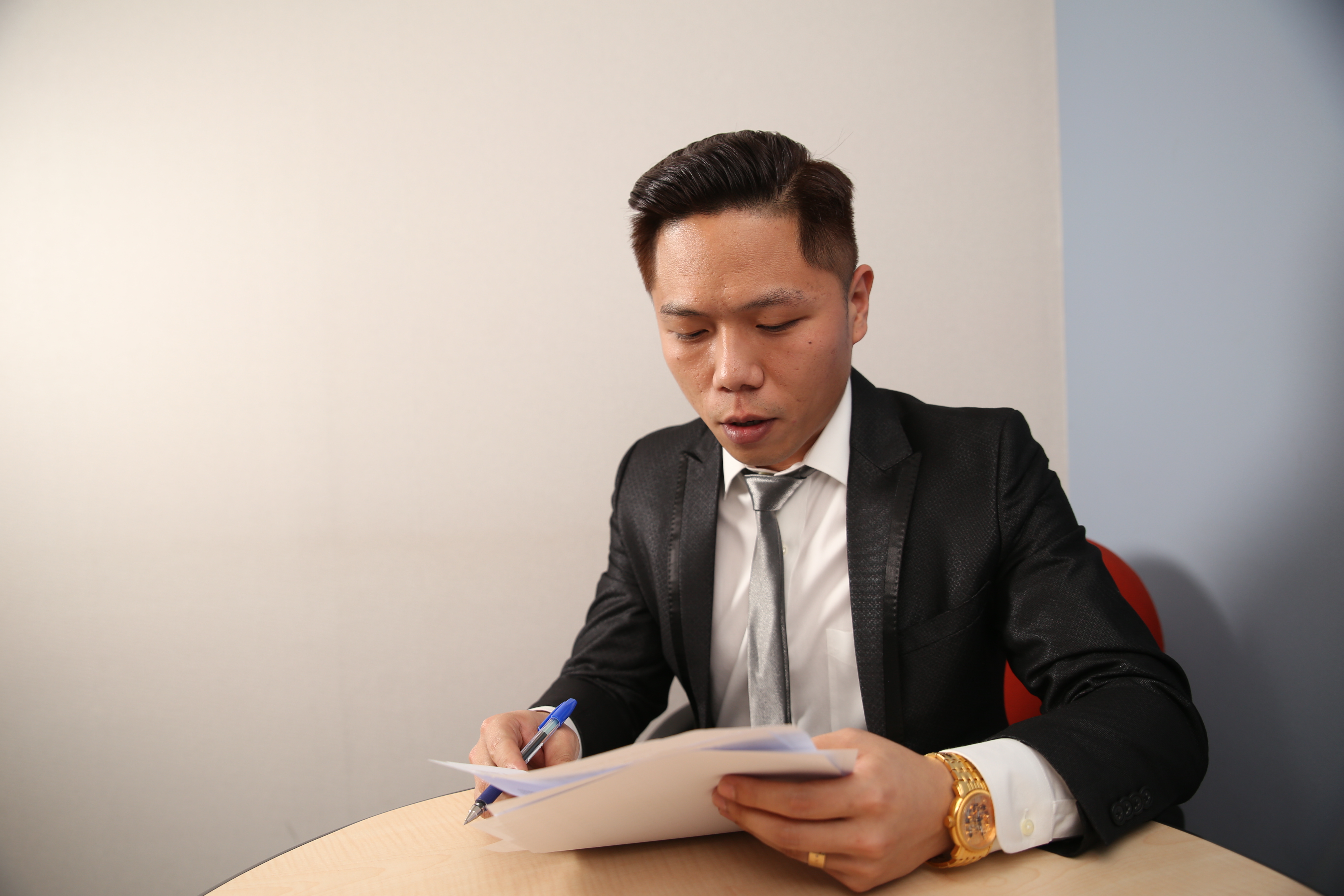 工作難找、起薪低是職場新鮮人共同面臨的窘境，但周家煌主動出擊，憑著鍥而不捨的精神，開創美好的未來。
