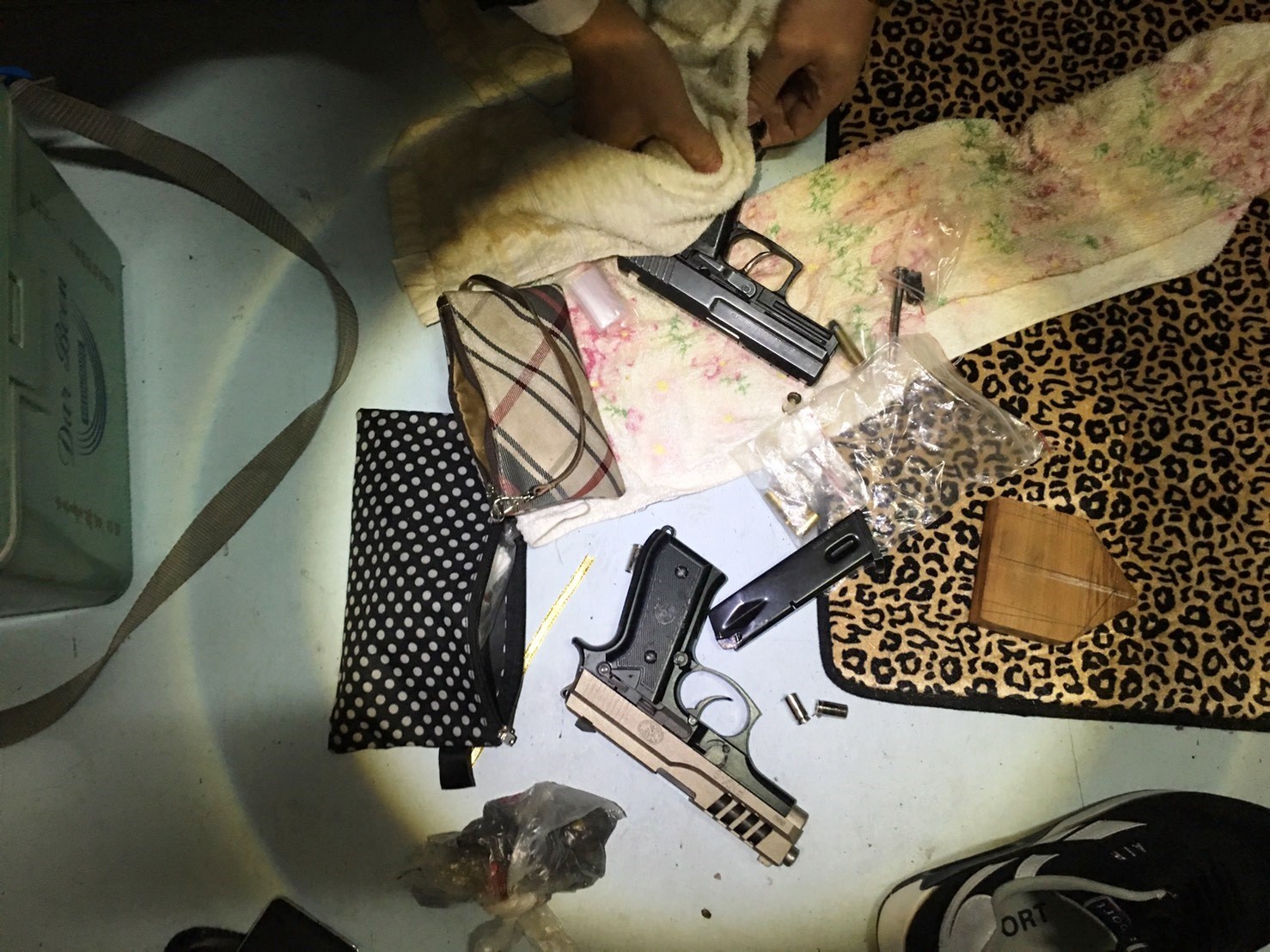 為愛染毒！槍藏幼子書包　還供老母毒品吸到飽