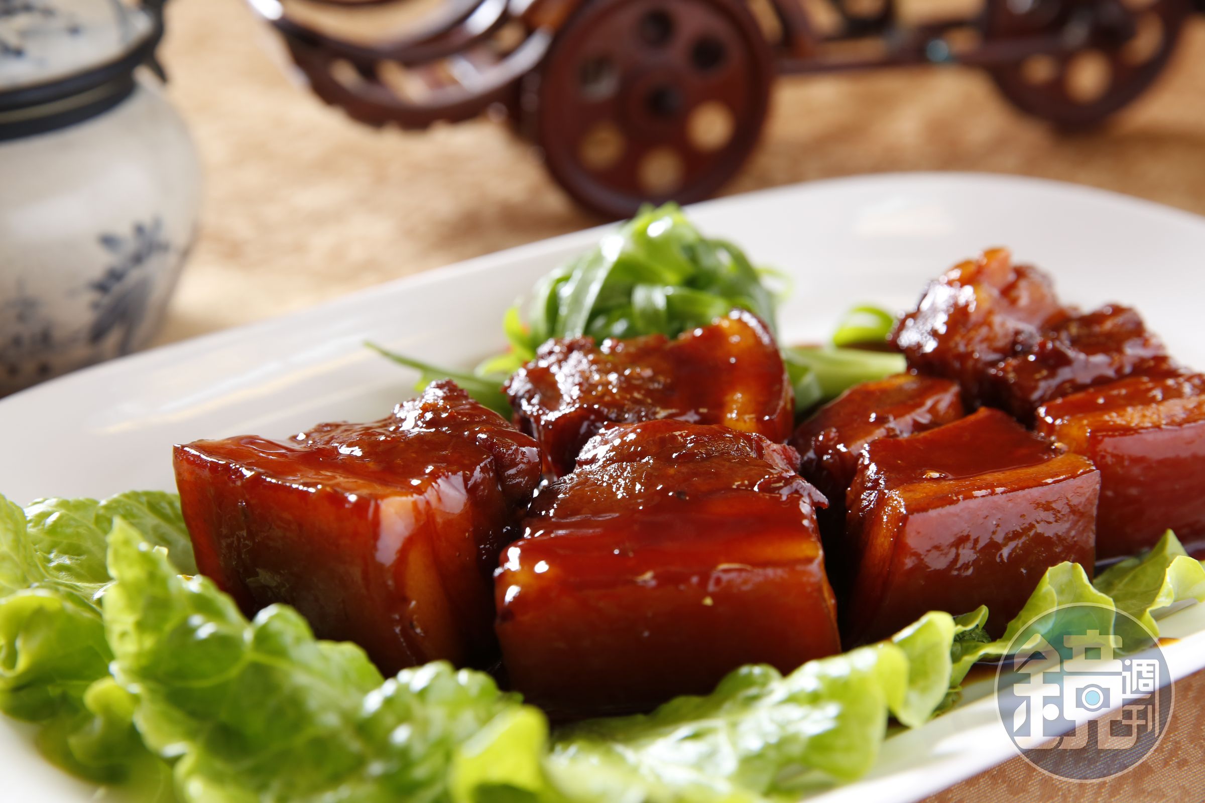 「魚露焢肉」醬色濃重卻不死鹹，是白飯的好伙伴。（100元／份）