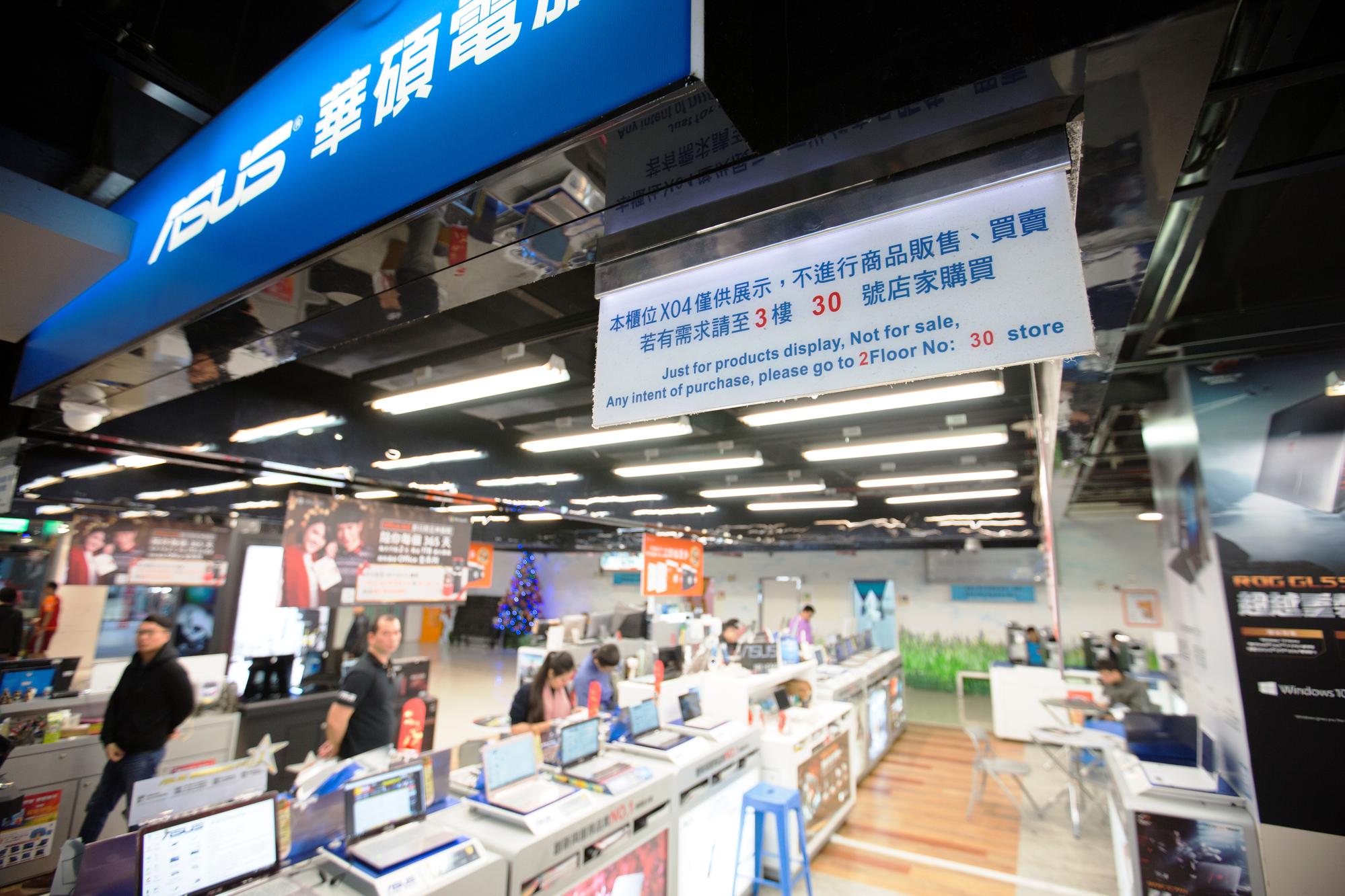 儘管整棟大樓多數店家心知肚明存在轉租的店鋪,台北市市場處依然多次對外宣稱,光華商場2、3樓攤販都是過去的安置戶,沒有轉租情形發生。