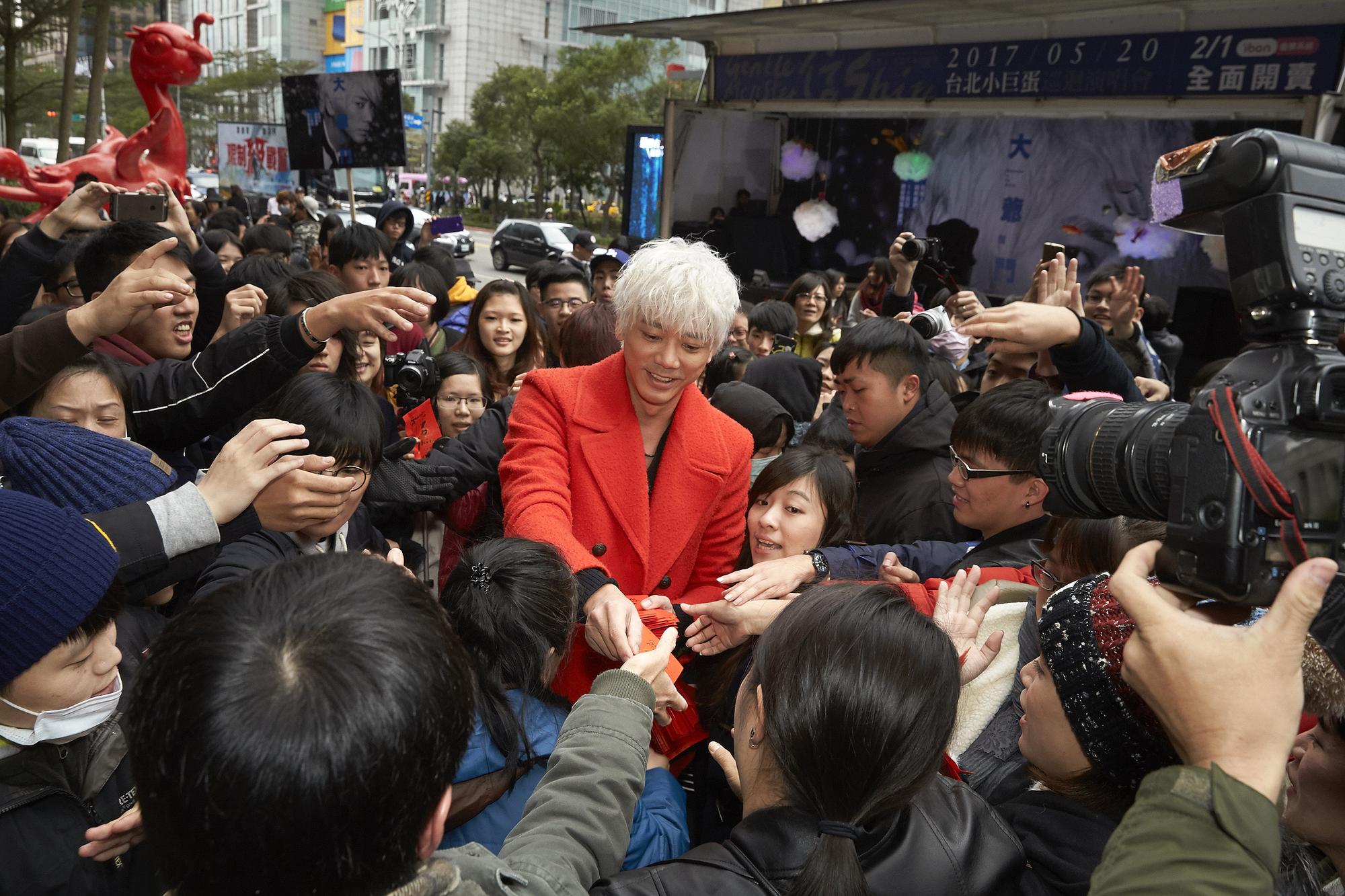 信隨機派發紅包，裡頭可是有包錢的喔。