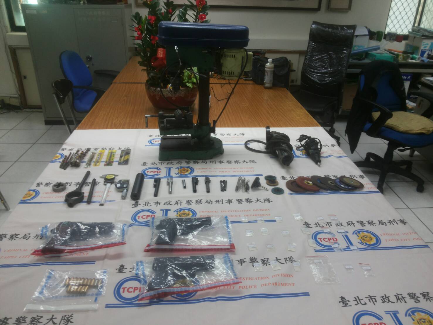警方在楊嫌家中起出多把槍枝、子彈、毒品及改造槍枝的工具。