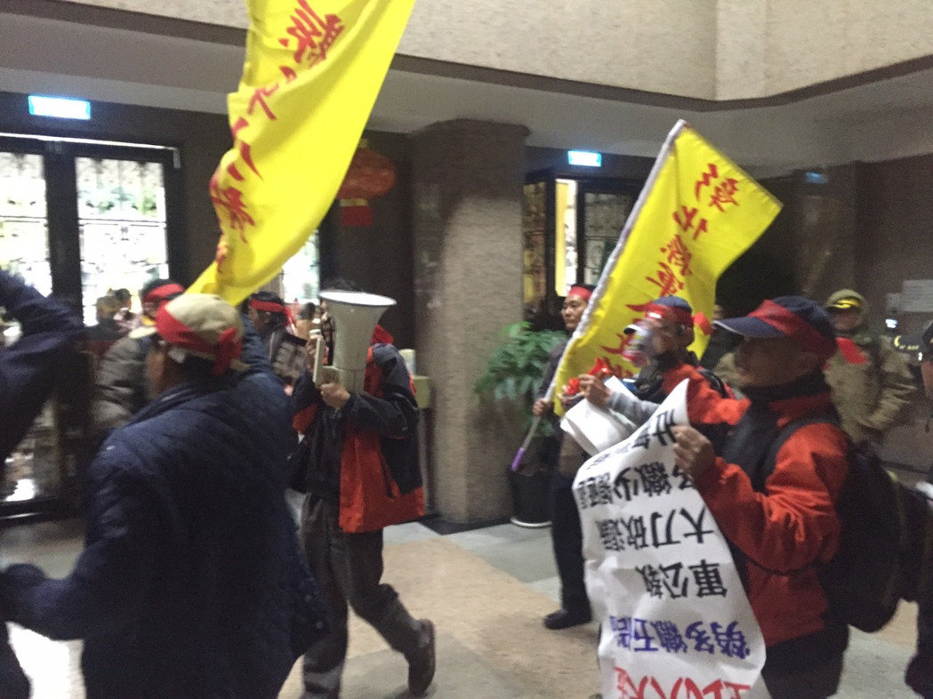 反年金改革抗議民眾今天下午忽然轉移陣地，衝入教育部。