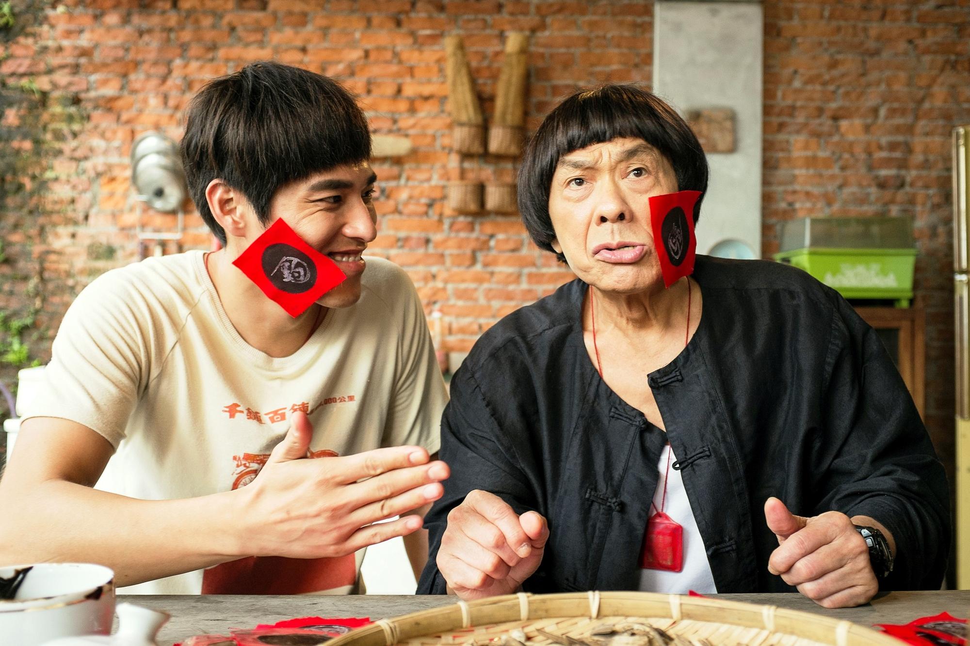 豬哥亮與藍正龍在《大釣哥》中有精采對手戲。