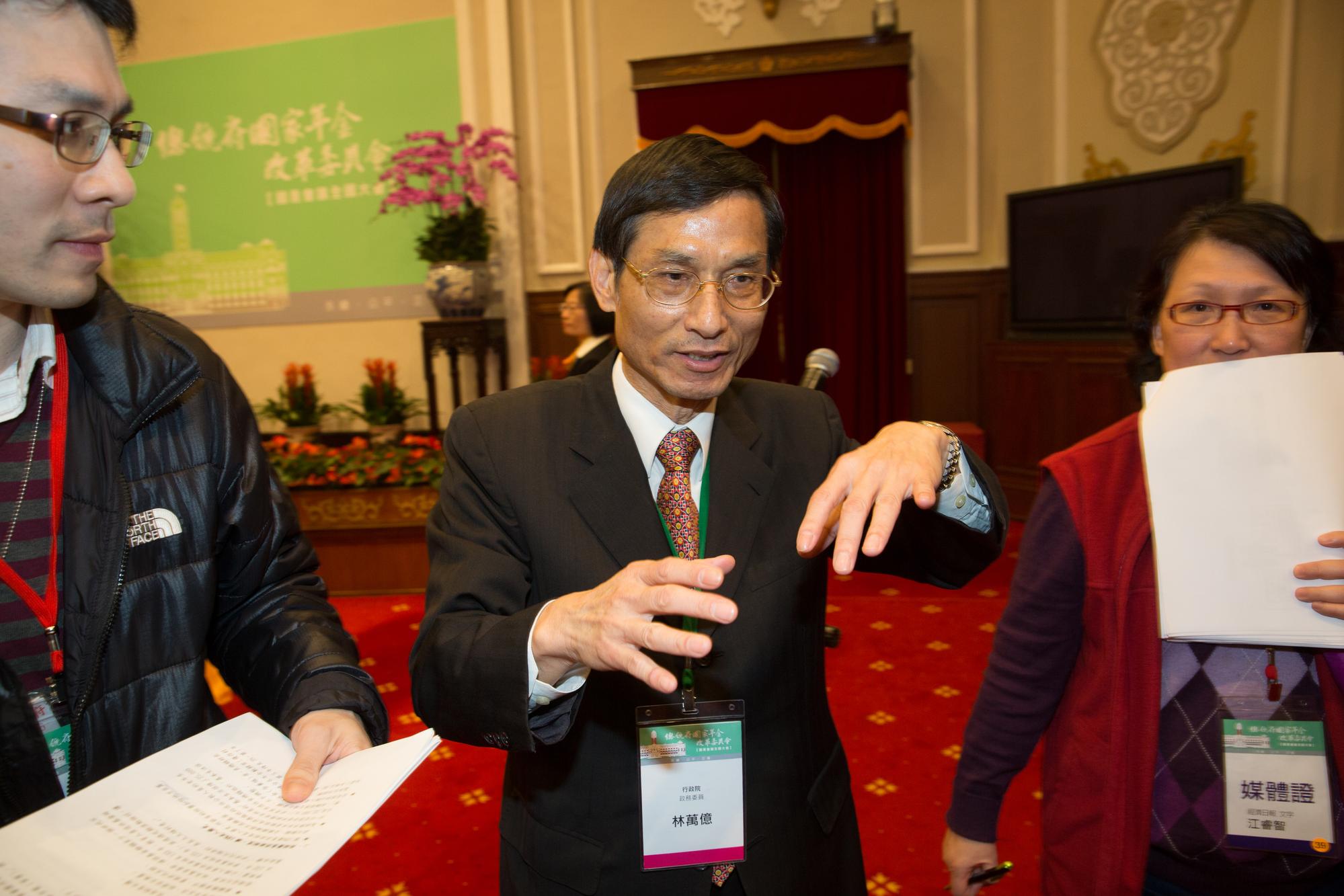 年金改革委員會副召集人林萬億（中）指出，國是會議後，之前推出的方案仍會做調整，希望今年三月就將修法送進立院，最晚也不要拖過520。