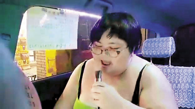 2015年，汪綺素顏搭上司機涂清涼的計程車，一夜爆紅。（翻攝自臉書）