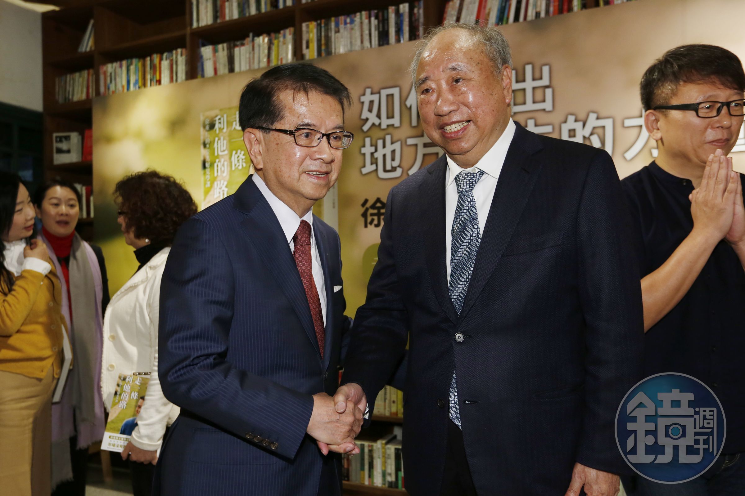 人稱「河南王」的王任生（右2）曾拜徐重仁為師，請益經營心法。
