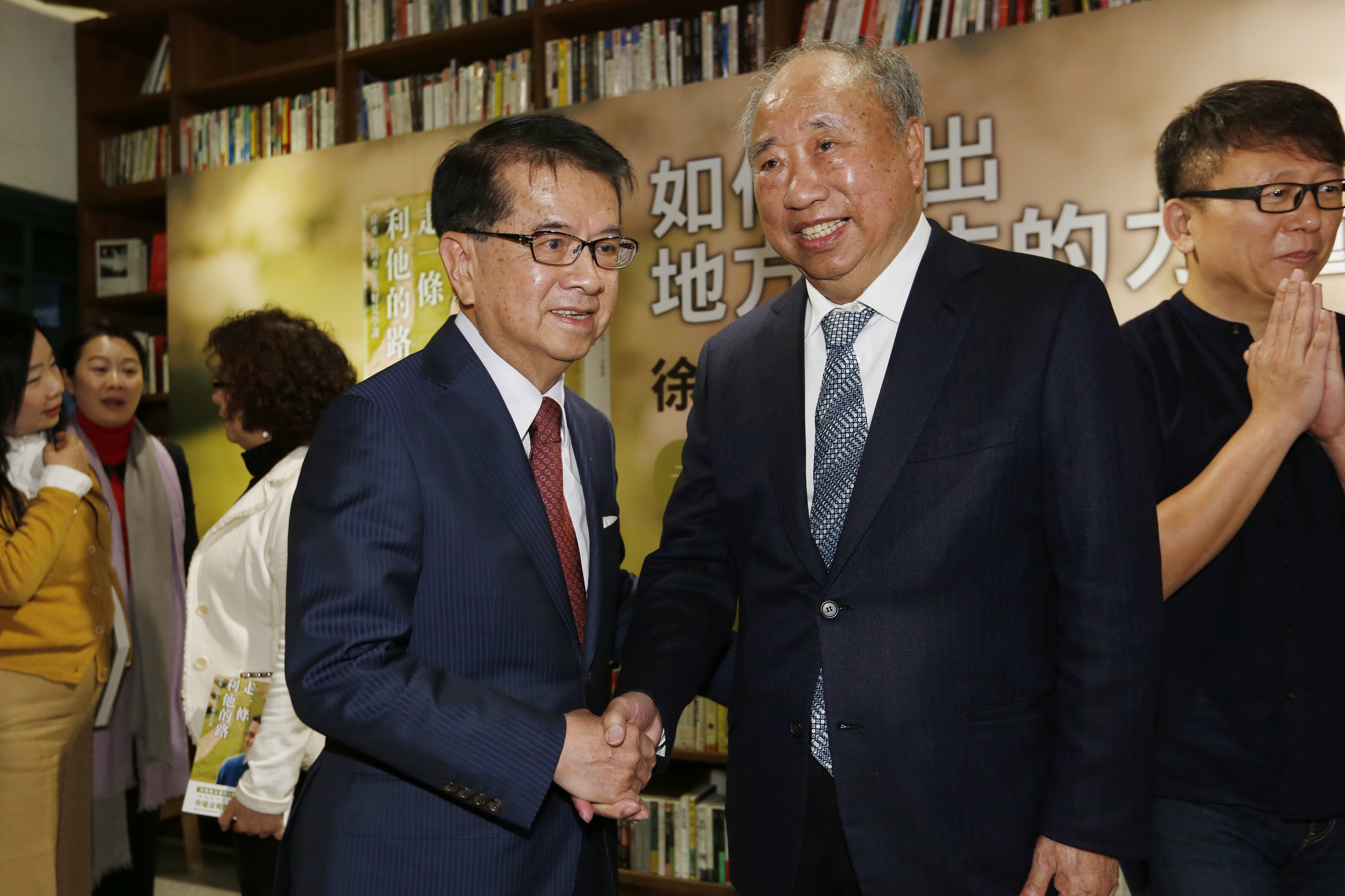 人稱「河南王」的王任生（右2）曾拜徐重仁為師，請益經營心法。